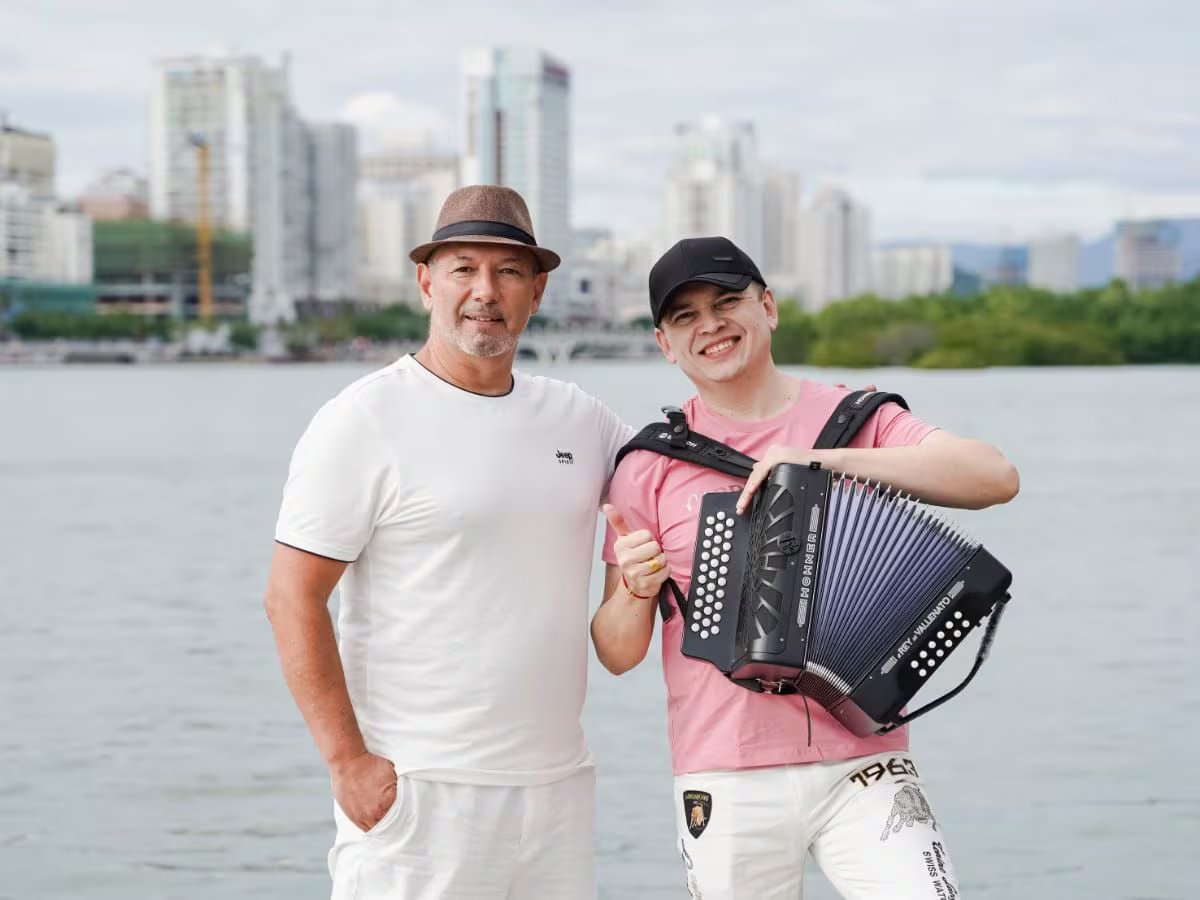 La agrupación liderada por Héctor Palacios y Ángel Emir Soto fusiona español y mandarín en su homenaje a Patricia Teherán - crédito Chinastía Vallenata