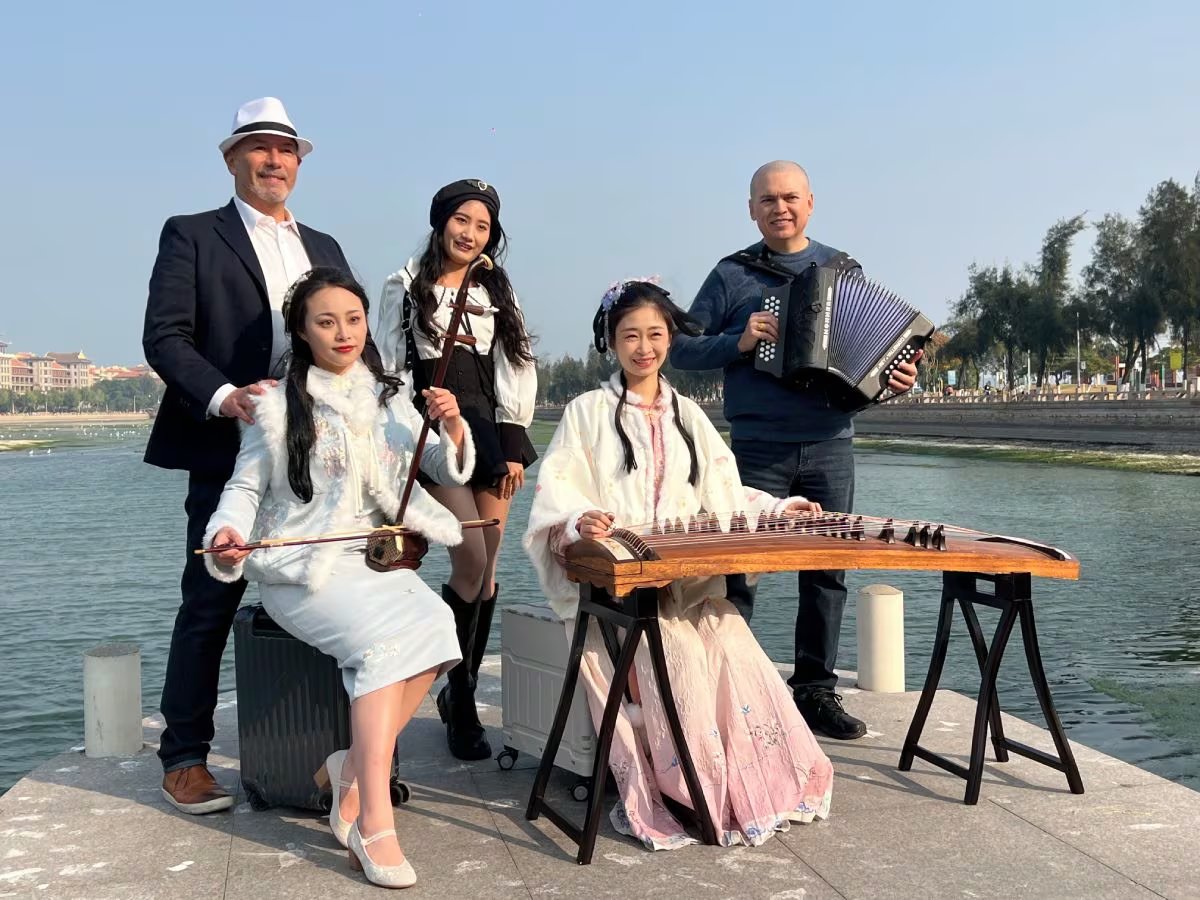 Músicos colombianos y chinos, vestidos con atuendos típicos de ambas culturas, recrean el vallenato en escenarios emblemáticos de Xiamen - crédito Chinastía Vallenata