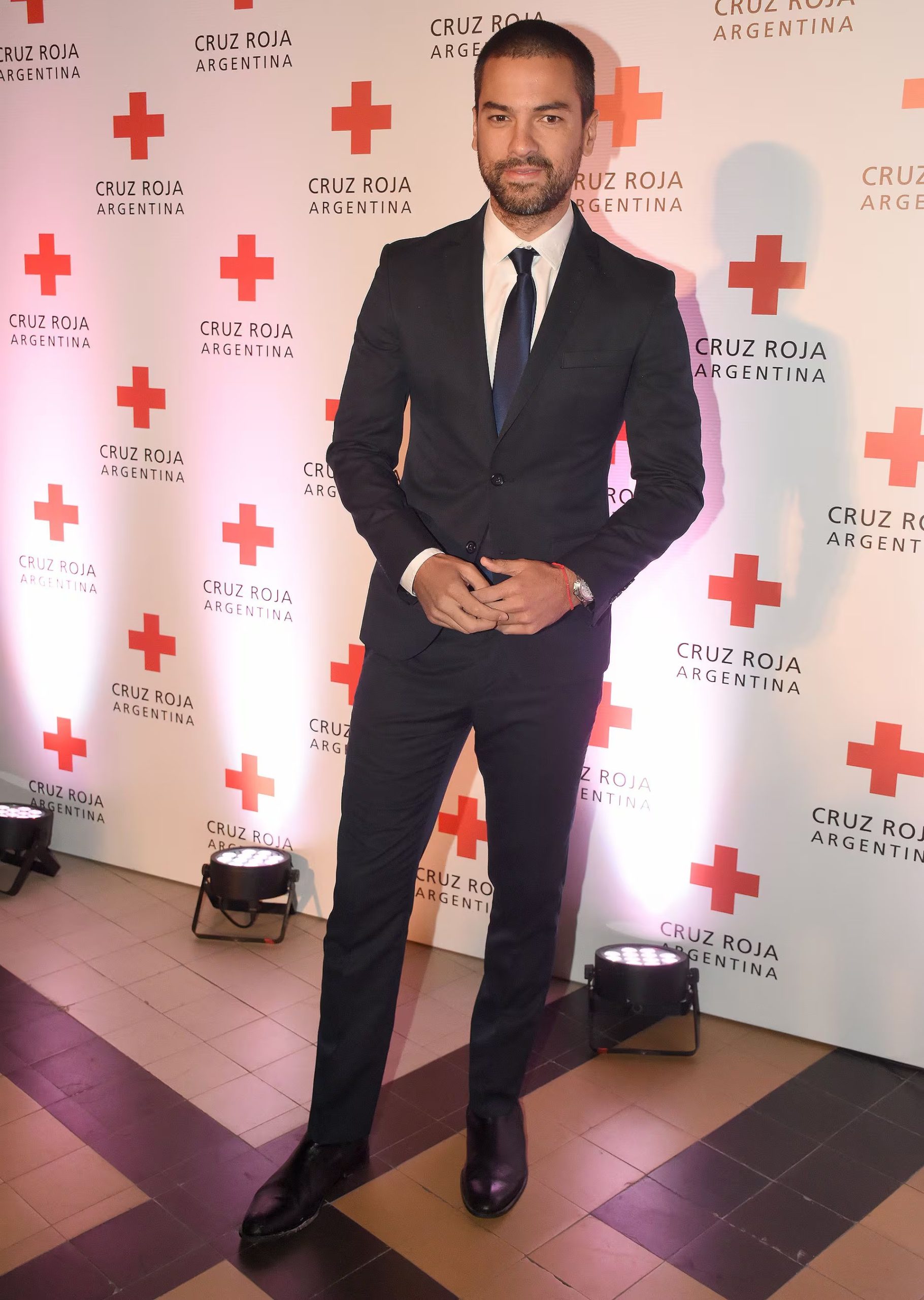 Conductor televisivo de estilo inconfundible, “Chino” Leunis brilla por su carisma y presencia