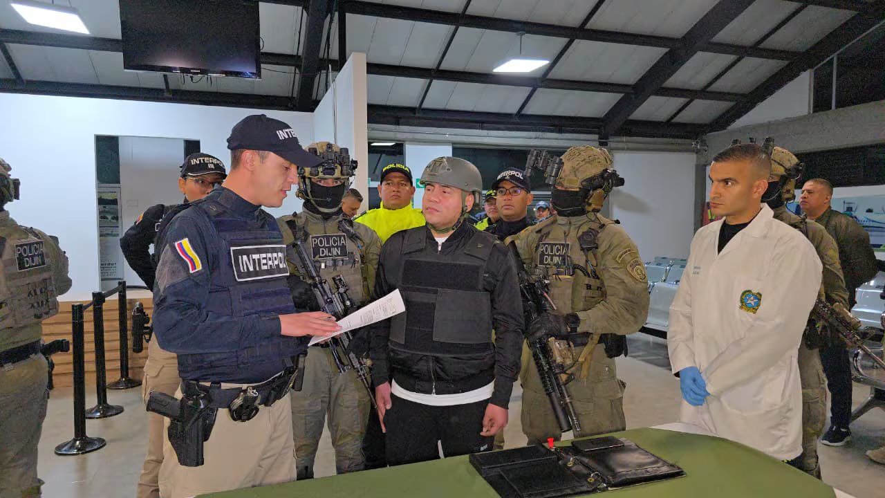 'Pipe Tuluá', líder de La Inmaculada, fue extraditado desde Bogotá hacia Estados Unidos para enfrentar cargos judiciales - crédito @Aidarragaf/X