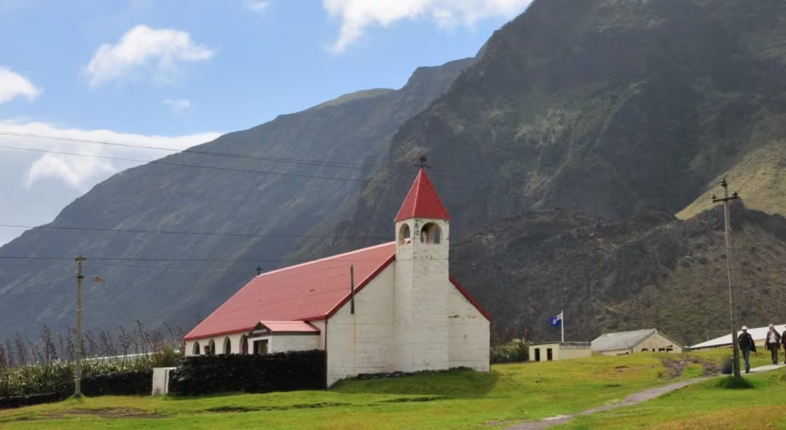 Los habitantes de Edimburgo de los Siete Mares mantienen la Iglesia de San José como epicentro de la comunidad insular y símbolo de resiliencia colectiva (Flickr.com/ultrapanavision)