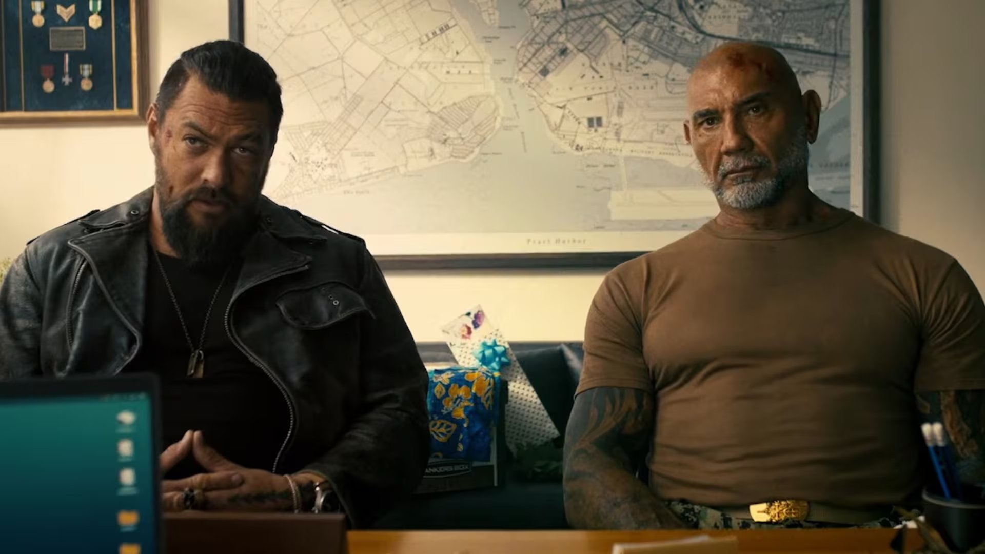 Jason Momoa destaca el trabajo en equipo sin egos durante el rodaje de 'Equipo demolición' junto a Dave Bautista (Captura de tráiler oficial)