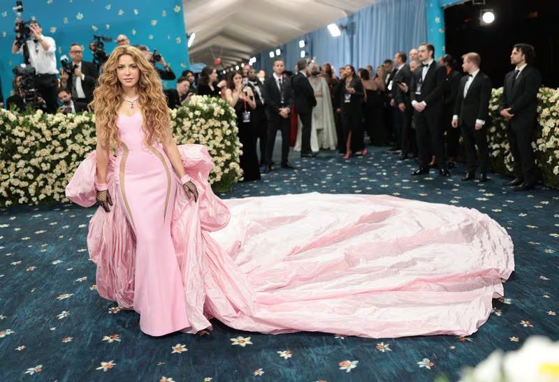 El vestido rosa claro con cola voluminosa y guantes de encaje negro impone el sello distintivo de Shakira en la Met Gala 2025 (REUTERS/Mario Anzuoni)