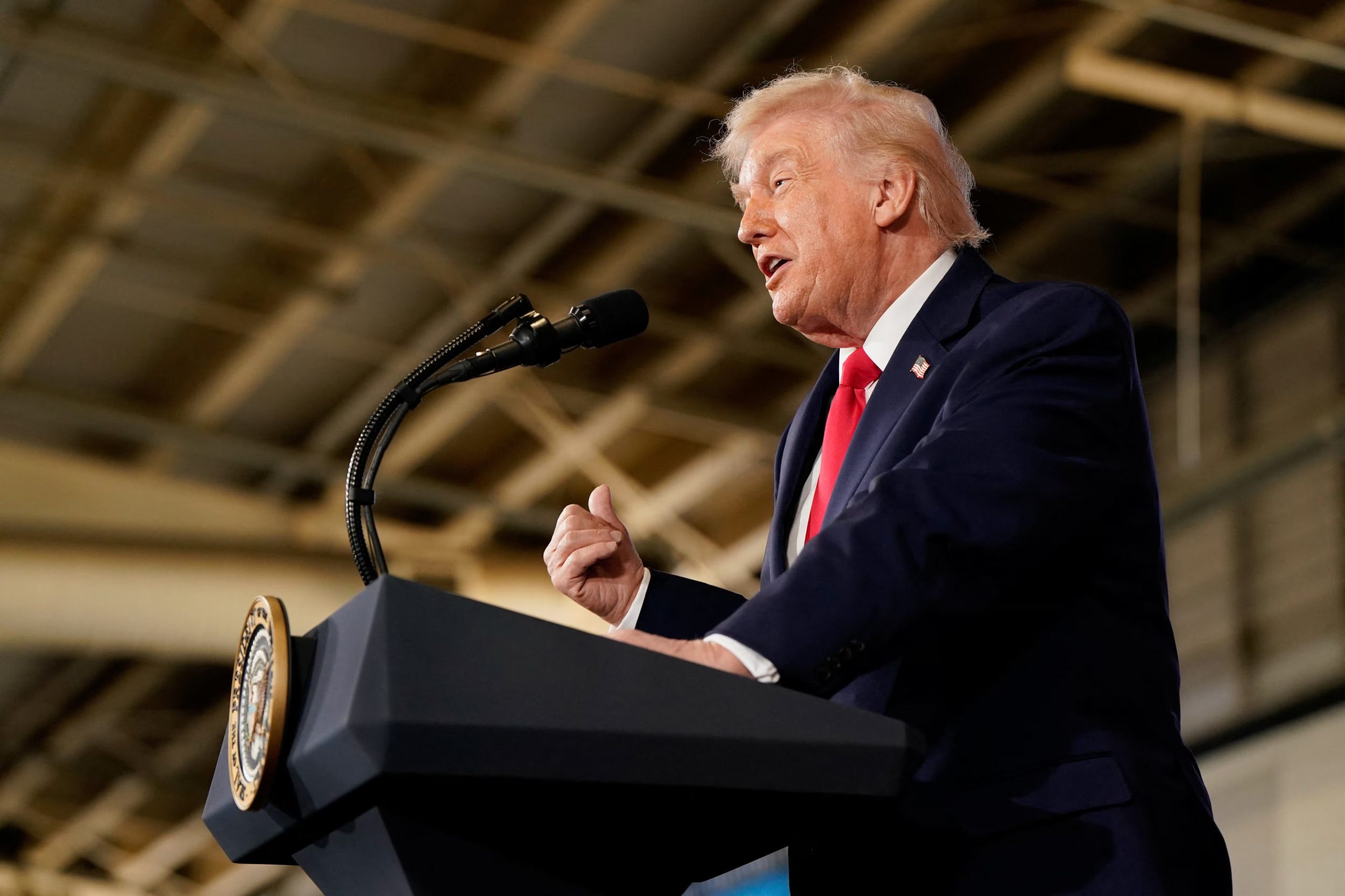 Imagen de Donald Trump durante un evento, acompañado de un mensaje sobre su intención de hacer públicos los documentos gubernamentales relacionados con objetos voladores no identificados.