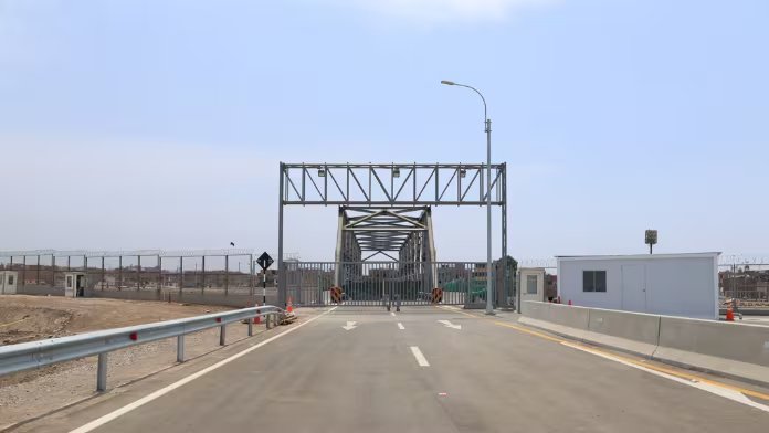 Puentes modulares permiten el ingreso de los usuarios al aeropuerto ante la falta de construcción del Puente Santa Rosa| Paula Elizalde (Infobae Perú)