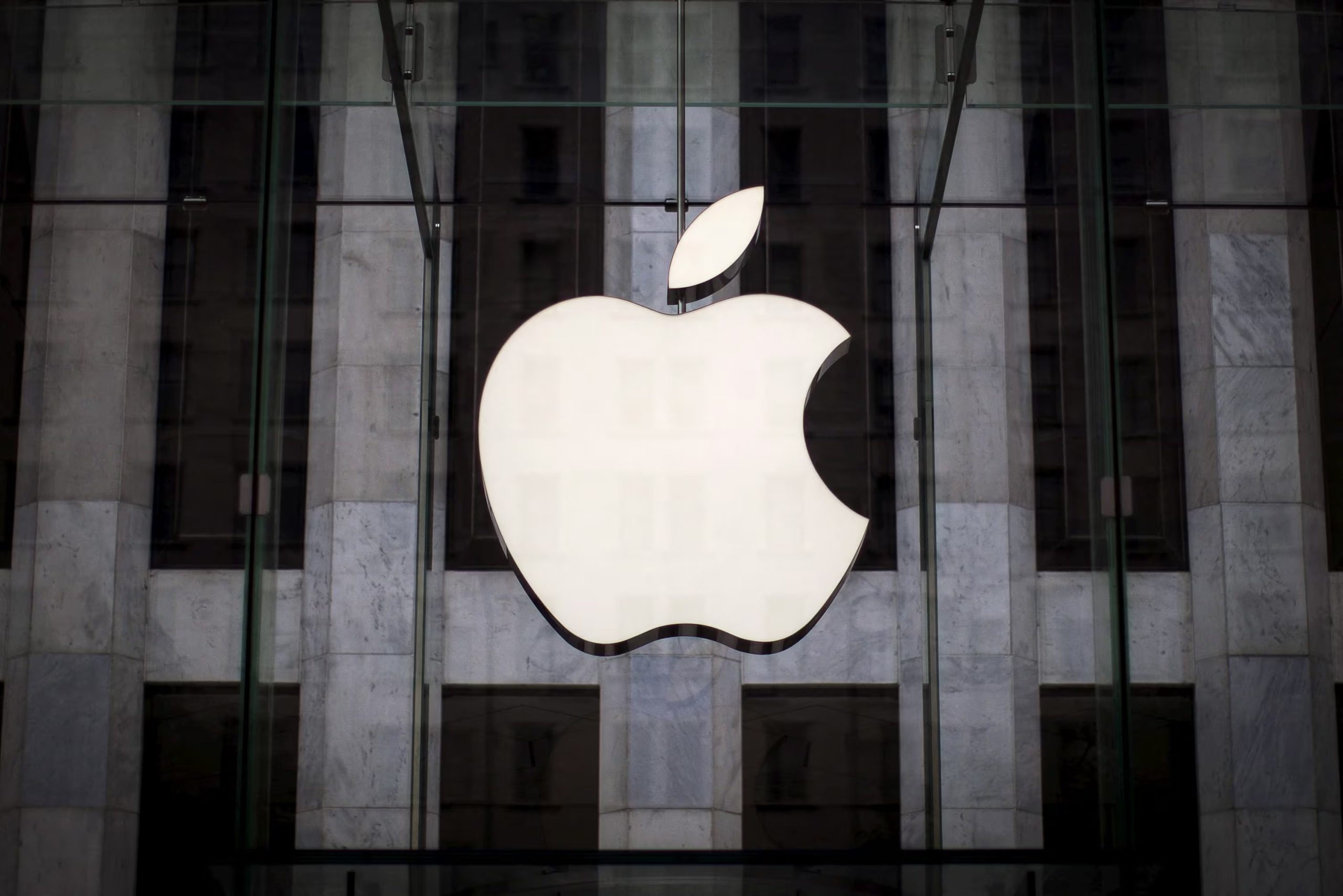 Apple habría tomado la decisión debido a que las funciones no estaban rindiendo adecuadamente en pruebas internas. REUTERS/Mike Segar/File Photo