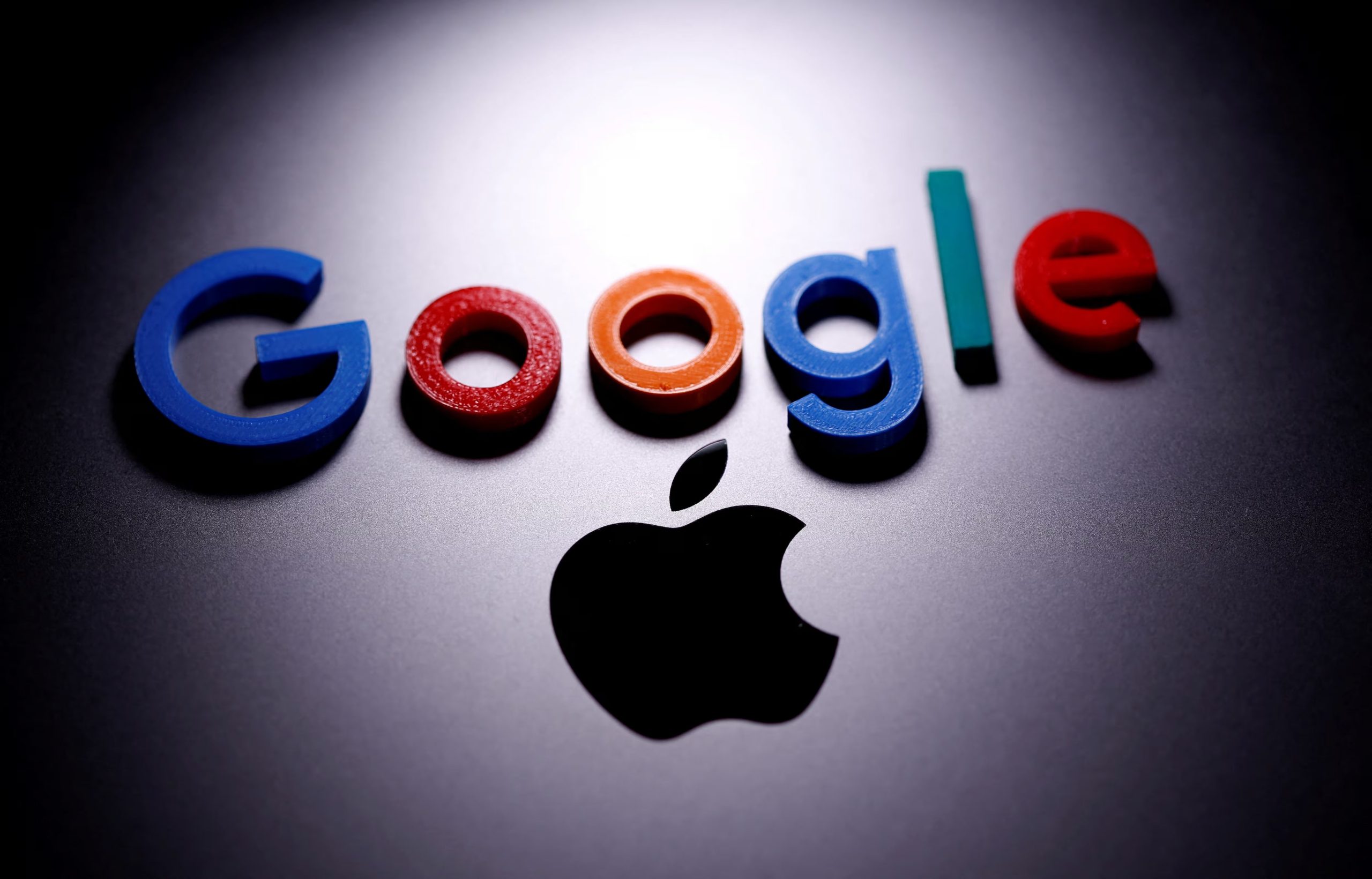 Apple y Google se unieron para optimizar el funcionamiento de Siri. REUTERS/Dado Ruvic/Illustration/File Photo