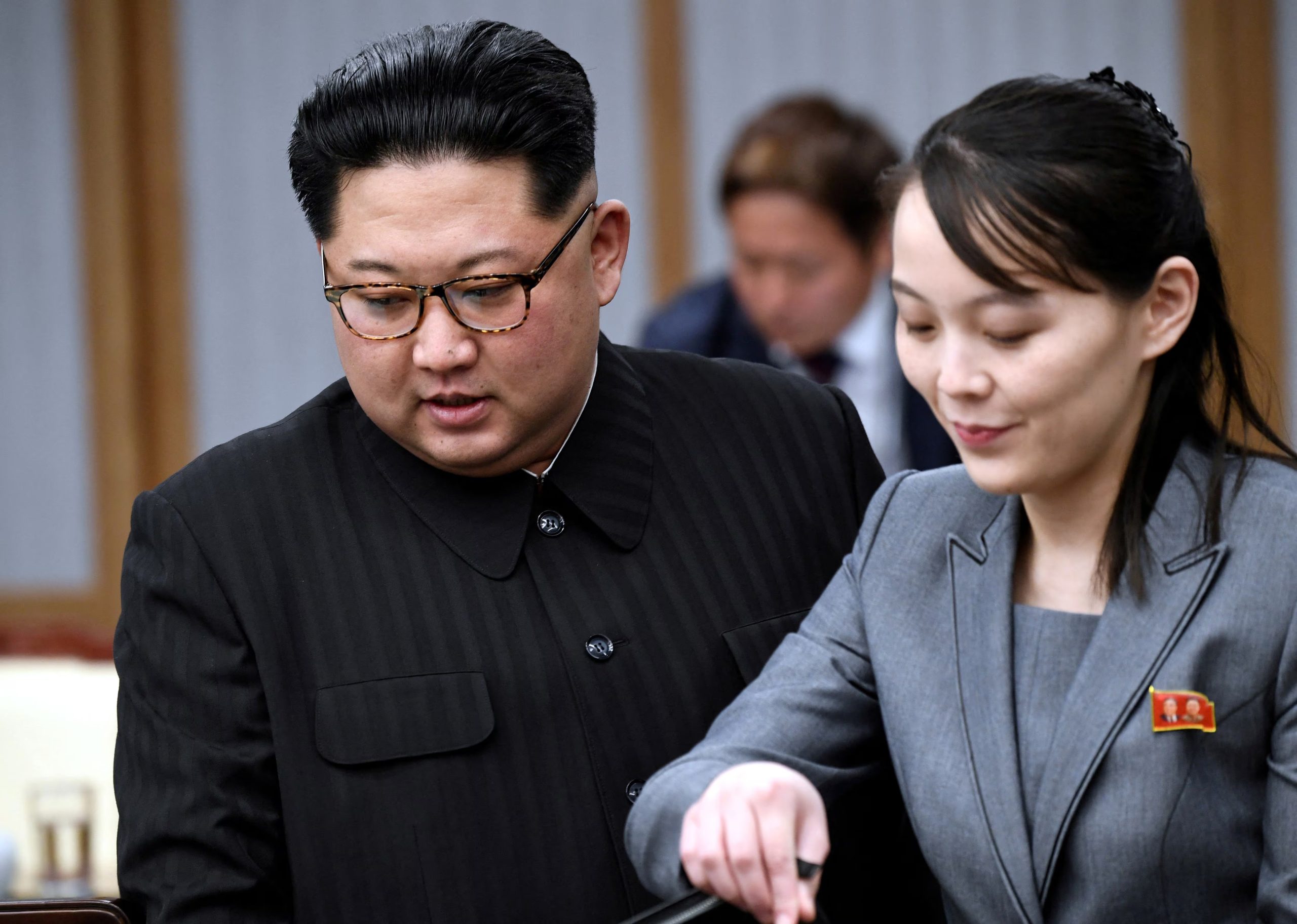 Kim Jong Un y su hermana Kim Yo Jong junto al entonces presidente surcoreano Moon Jae-in en Panmunjom, abril de 2018. Una de las pocas personas en las que el líder norcoreano confía plenamente. (Korea Summit Press Pool vía Reuters, Archivo)