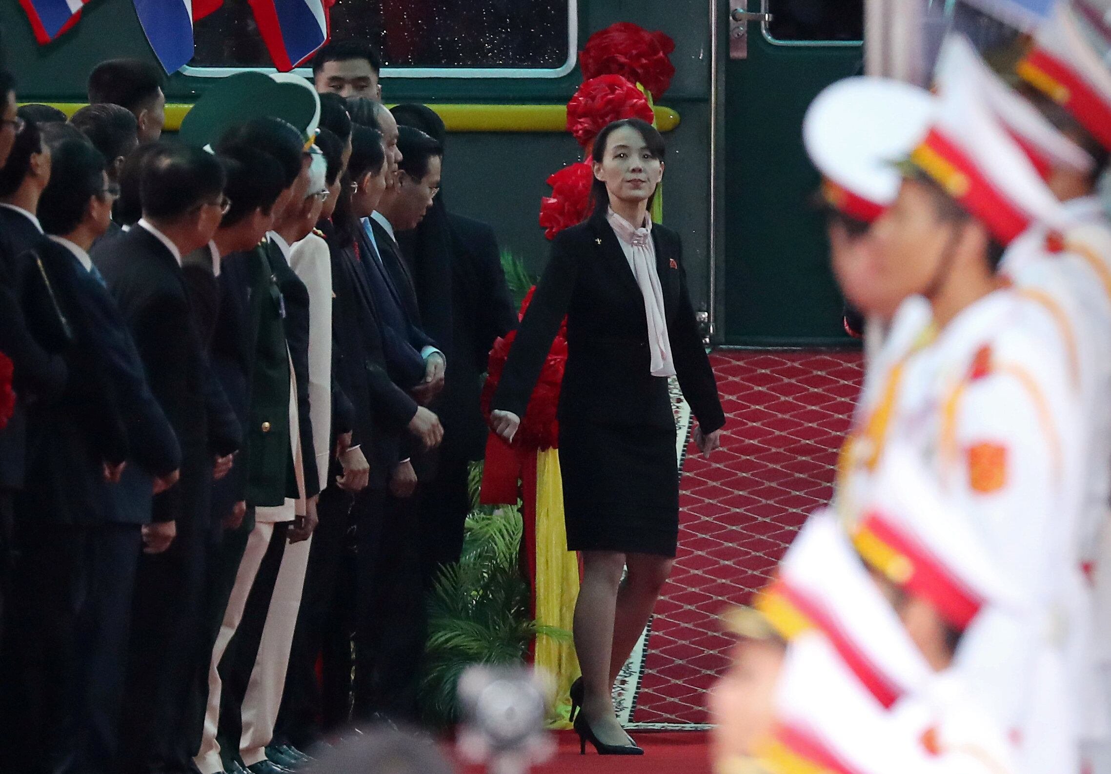 Kim Yo Jong llega a la estación ferroviaria de Dong Dang, Vietnam, el 26 de febrero de 2019, tras el viaje en tren de 60 horas de Kim Jong Un para su cumbre con Trump en Hanói. (REUTERS/Athit Perawongmetha)