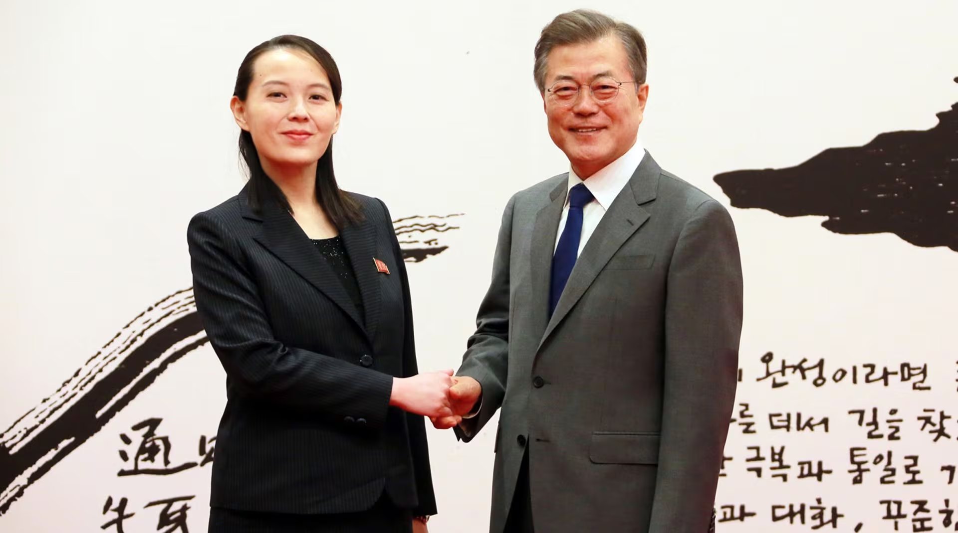 Kim Yo Jong saluda al entonces presidente surcoreano Moon Jae-in en Seúl, febrero de 2018. Fue la primera visita de un miembro de la dinastía Kim al Sur, donde su enigmática sonrisa acaparó todas las miradas. (KCNA vía Reuters)