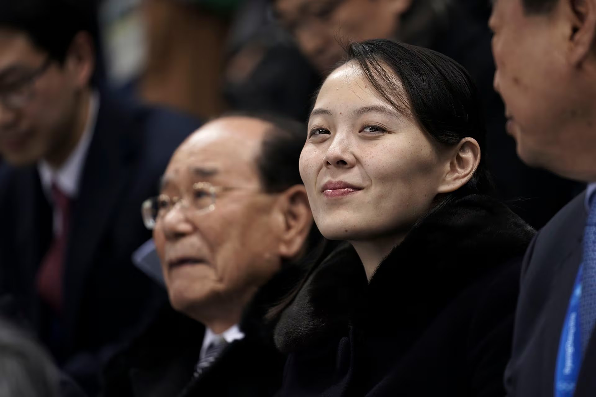 Kim Yo Jong y el jefe de Estado protocolar Kim Yong Nam en los Juegos Olímpicos de Invierno de Pyeongchang, Corea del Sur, febrero de 2018. Fue la primera integrante de la dinastía Kim en viajar al Sur. (AP Photo/Felipe Dana)