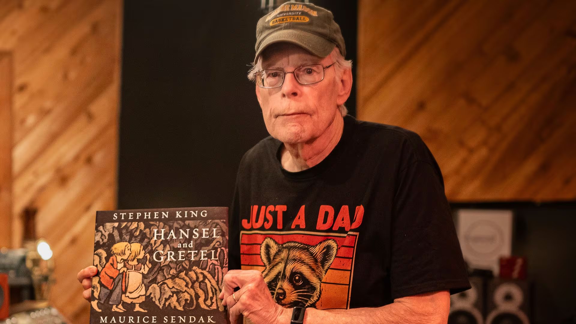 El accidente ferroviario en la niñez y el atropello en la adultez marcaron dos puntos clave en la vida y obra de Stephen King (HarperCollins via AP)