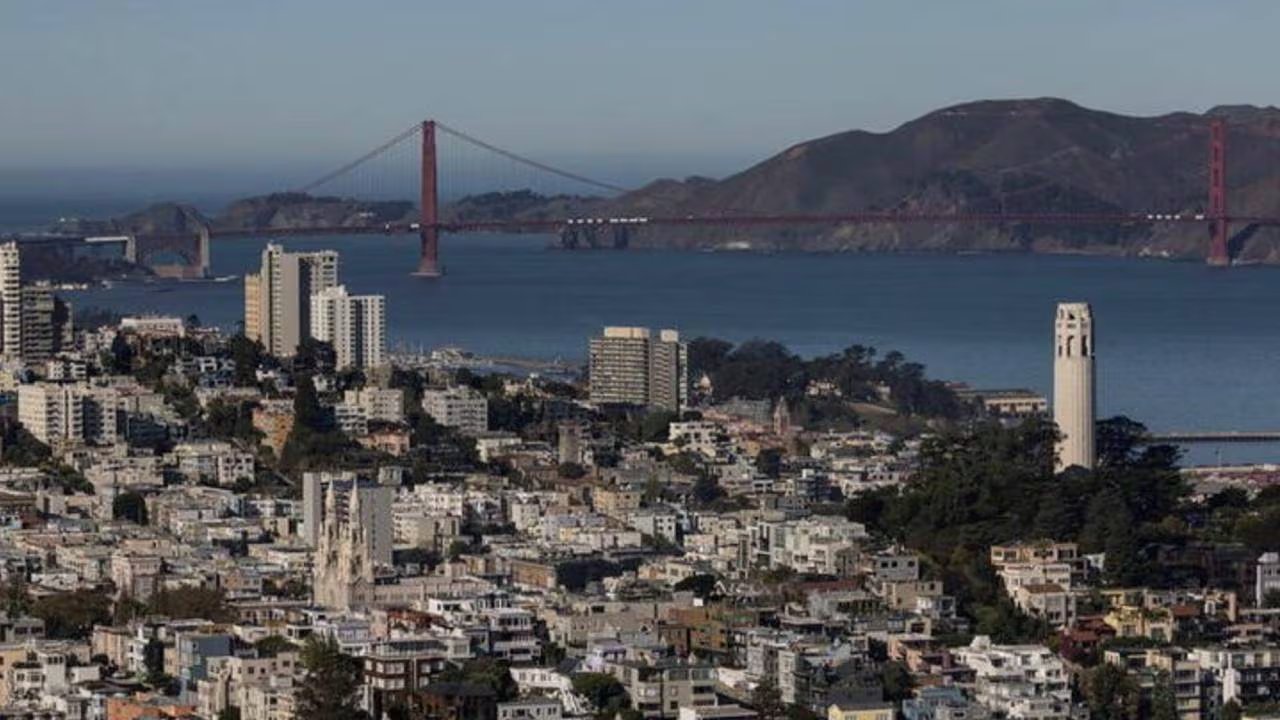 Empresarios tecnológicos, incluidos Mark Zuckerberg y Sergey Brin, evalúan seguir el camino de Spielberg ante el aumento de impuestos en California. (Reuters)