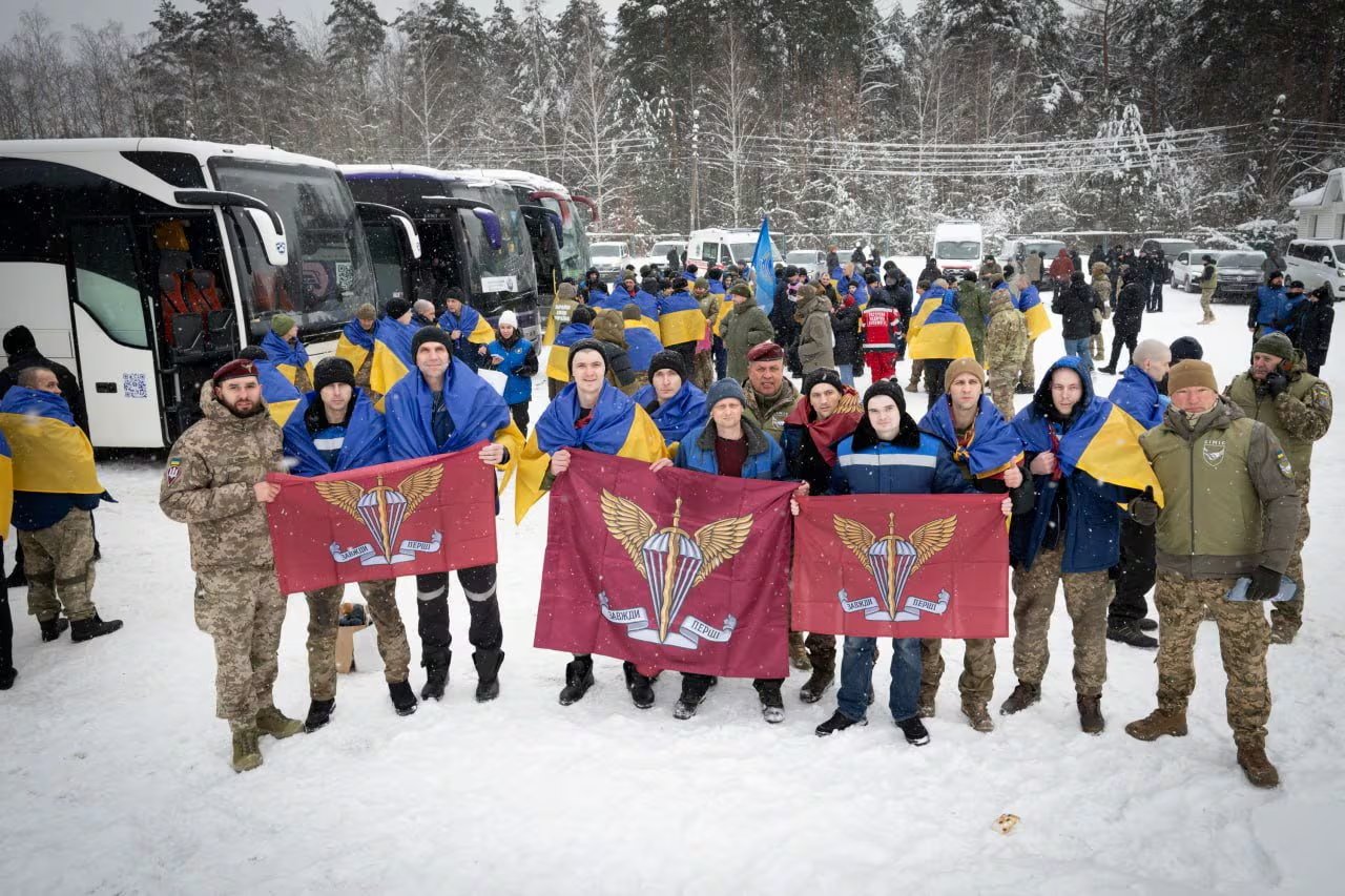 El canje permitió la liberación de 157 militares ucranianos y la repatriación de civiles capturados desde 2022 (Reuters)