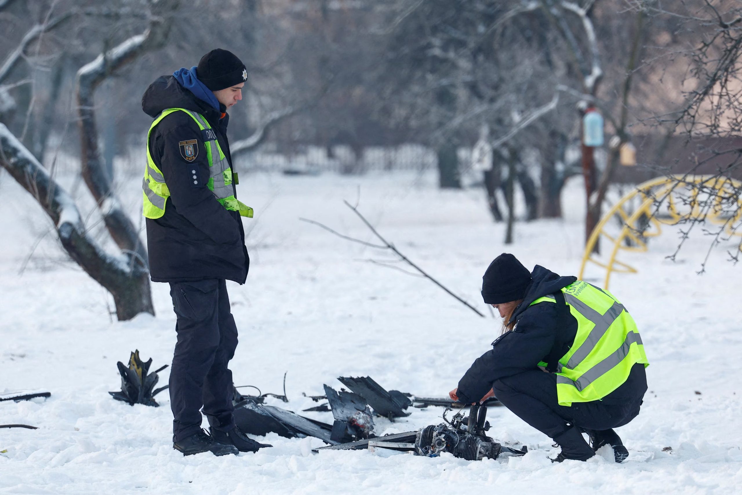 Agentes de policía inspeccionan los restos de un dron ruso, en medio del ataque de Rusia a Ucrania, en Kiev, Ucrania, 20 de enero de 2026
REUTERS/Valentyn Ogirenko
