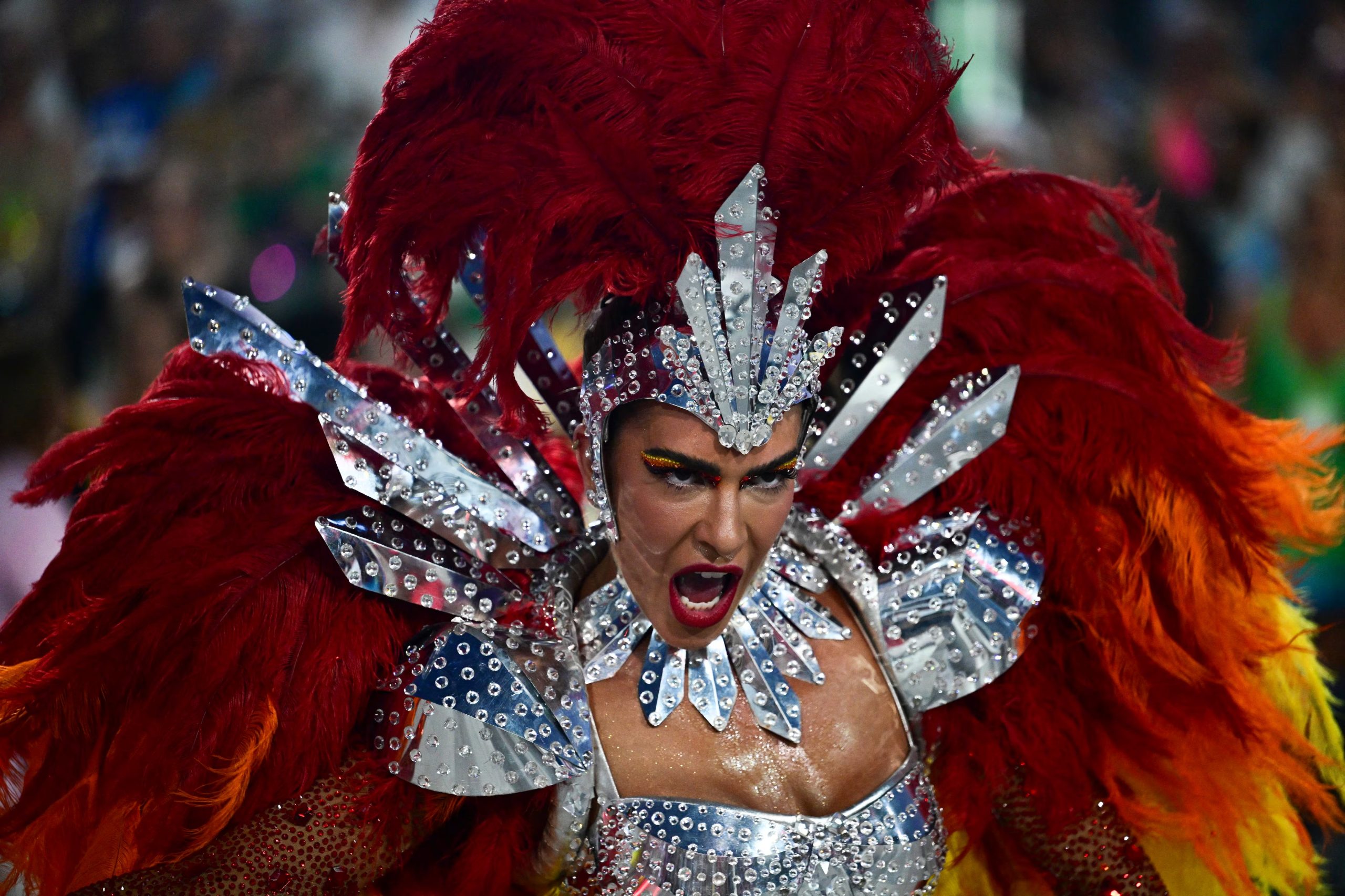 Río de Janeiro: entre plumas y samba, el Carnaval más famoso del mundo conserva su lugar en el calendario católico: el último gran desborde antes de la Cuaresma (Photo by Pablo PORCIUNCULA / AFP)