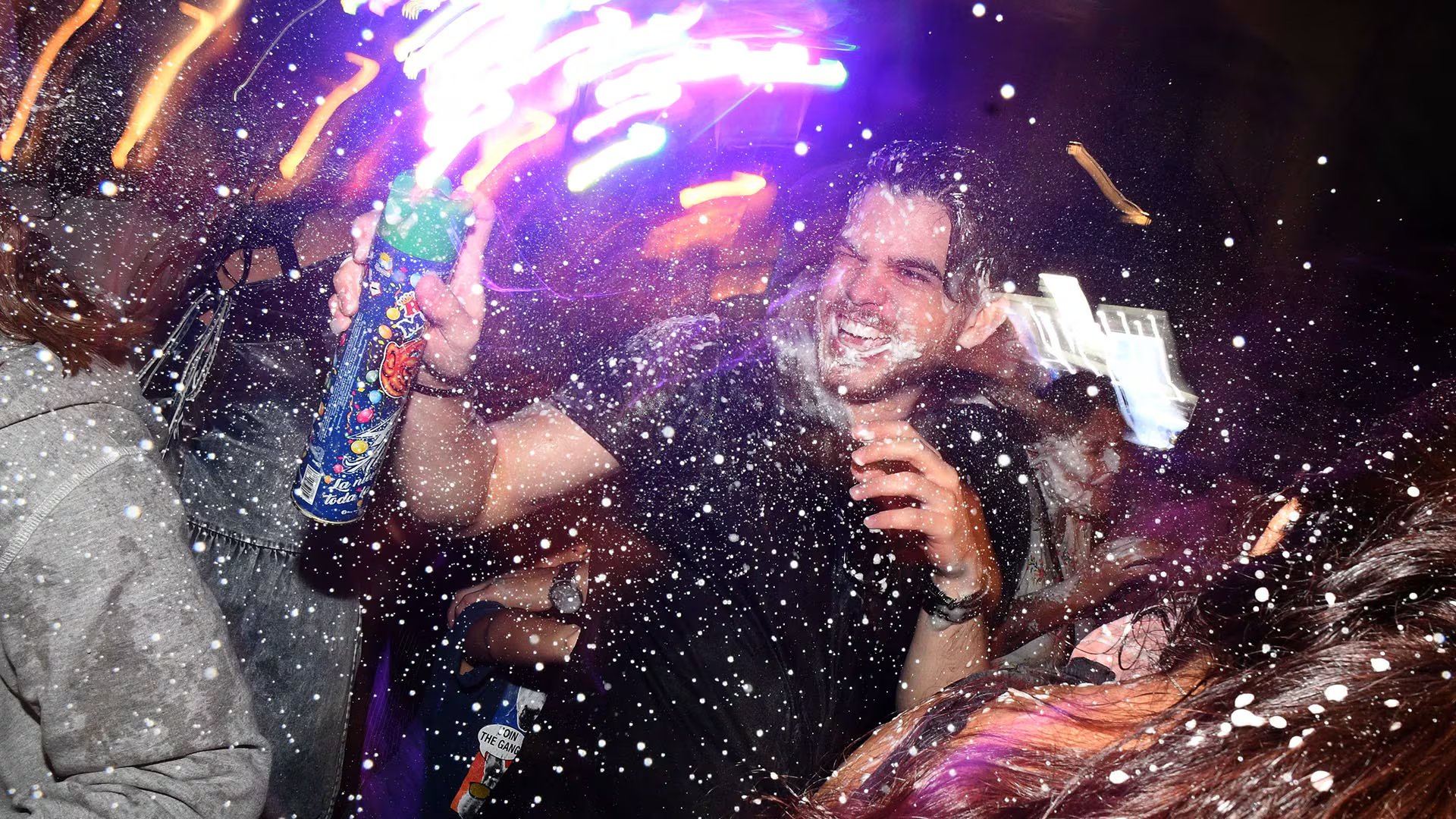 La murga porteña, con bombo, pomo de espuma y crítica social, mantiene vivo el espíritu carnavalesco