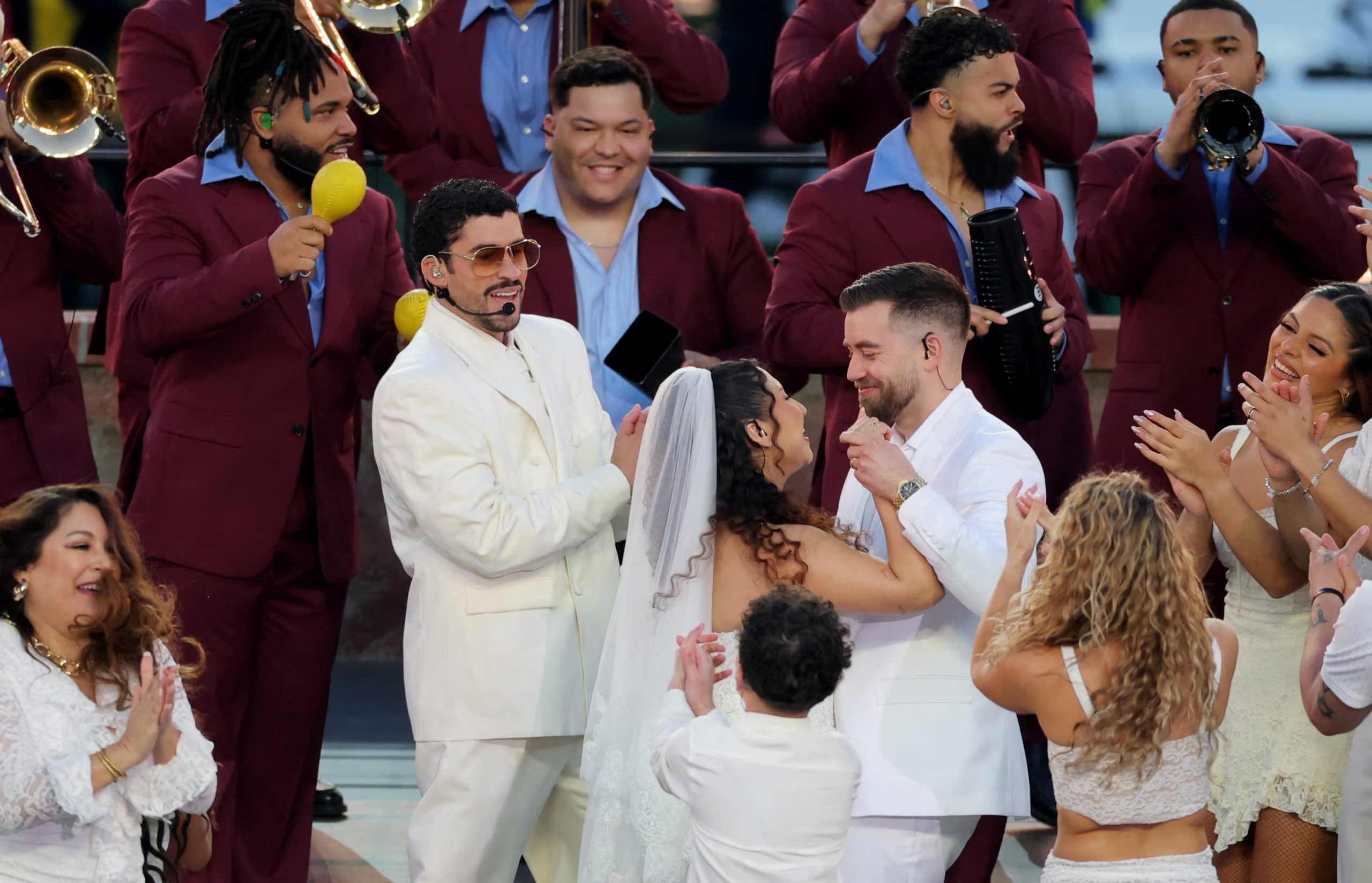 Una pareja real contrajo matrimonio en el campo durante el show de medio tiempo del Super Bowl LX, como parte de la celebración de la vida cotidiana y el amor (REUTERS/Carlos Barria)