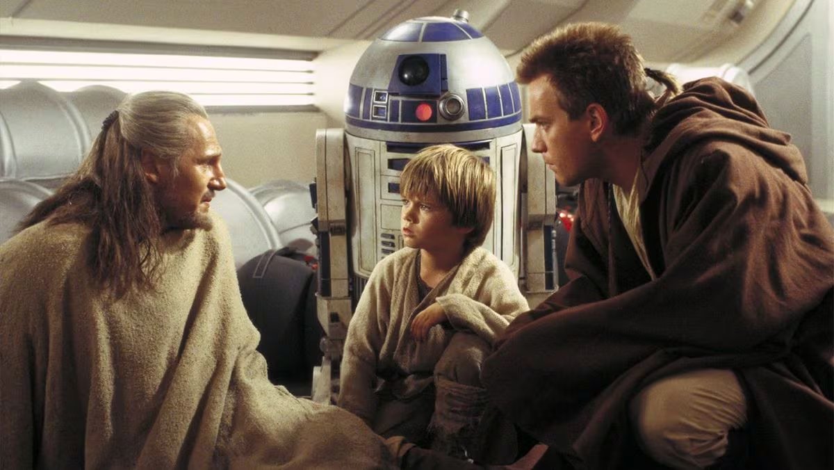 Qui-Gon Jinn y Obi-Wan Kenobi asumen la protección de la reina Amidala en La amenaza fantasma, marcando el inicio de la saga (Disney)
