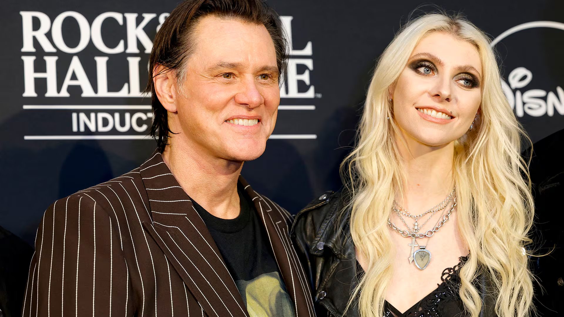 Su emotivo reencuentro con Jim Carrey ocurrió 25 años después en el Salón de la Fama del Rock & Roll (Frazer Harrison / GETTY IMAGES NORTH AMERICA / Getty Images via AFP)