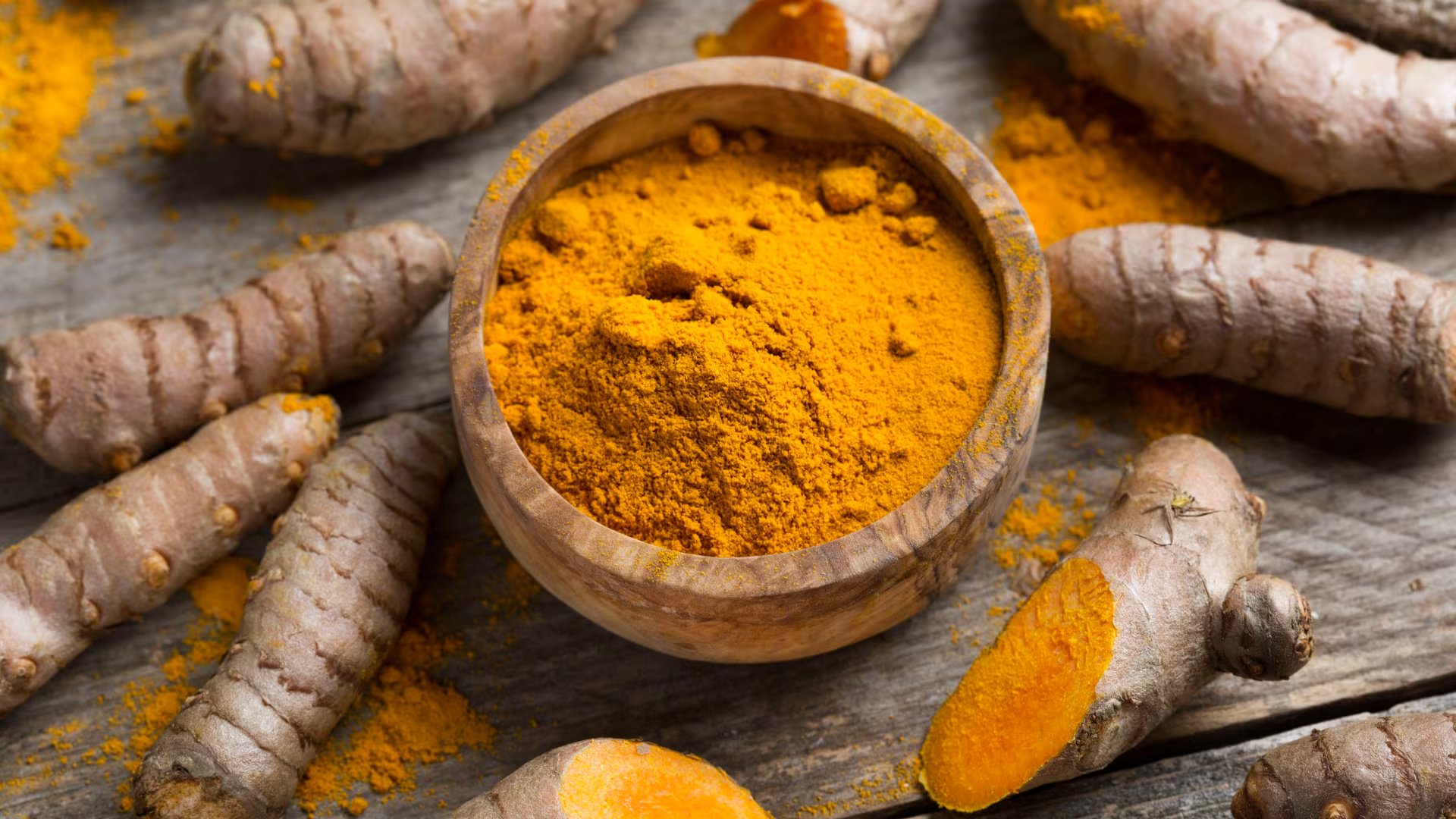 La infusión de cúrcuma, preparada a partir de la raíz fresca o en polvo, se consume caliente para potenciar sus efectos digestivos.

(Archivo)