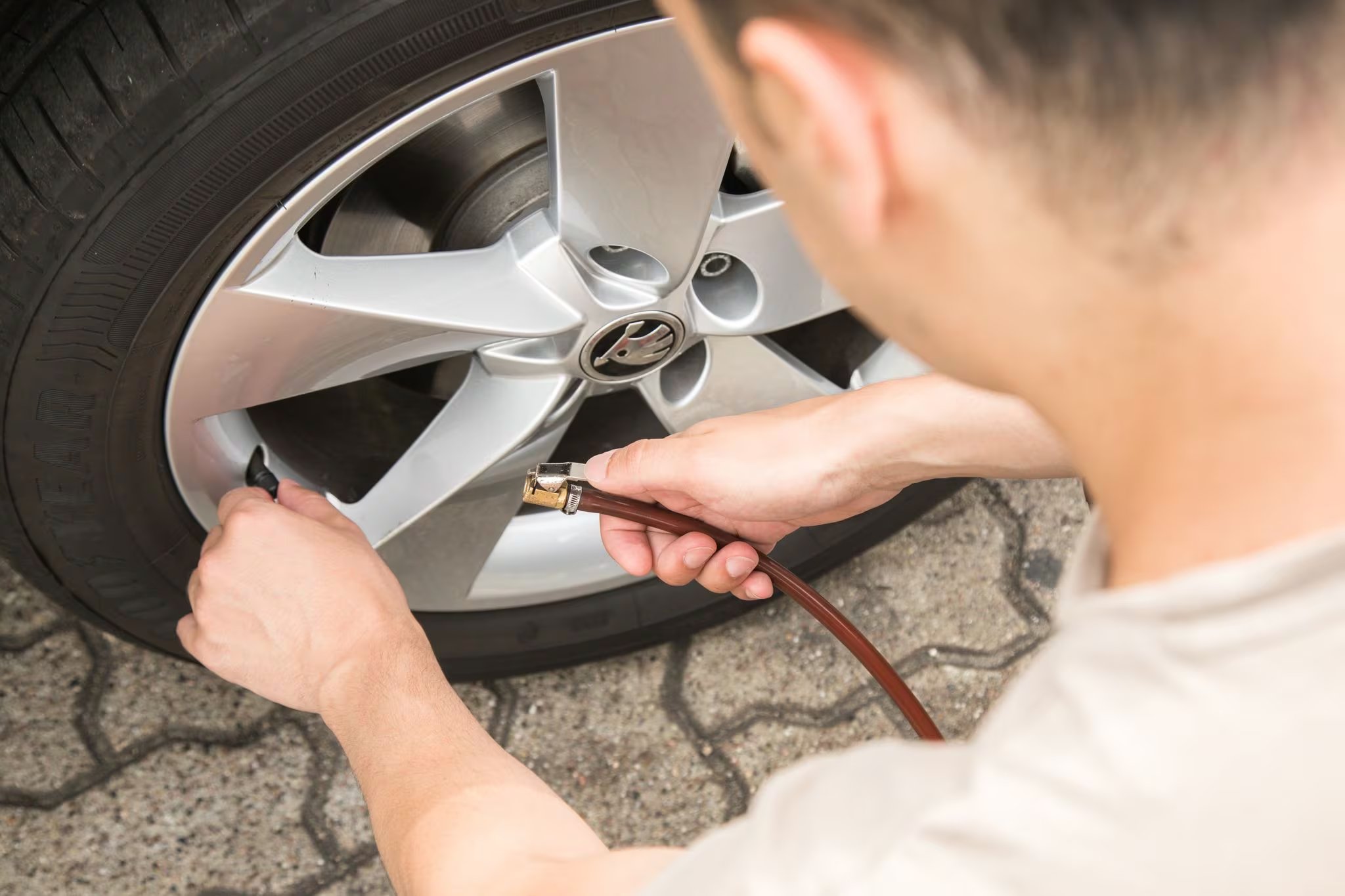 Conductor inflando los neumáticos (Christin Klose/dpa)