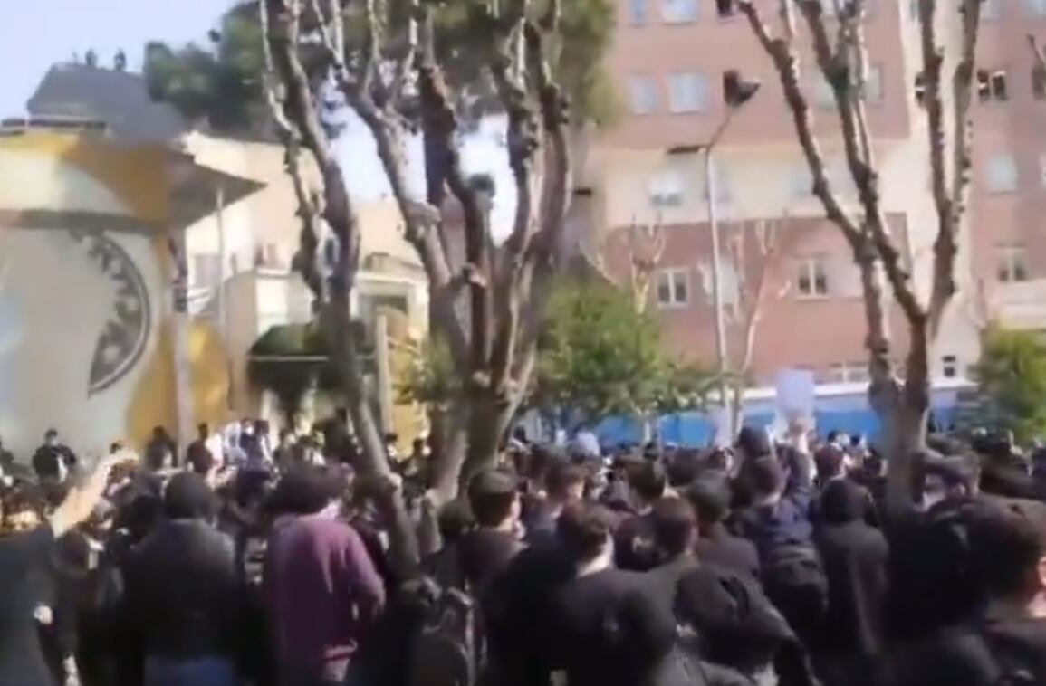 Cientos de estudiantes iraníes exigen el regreso de la monarquía Pahlaví y el fin del régimen de la República Islámica (Captura de video)