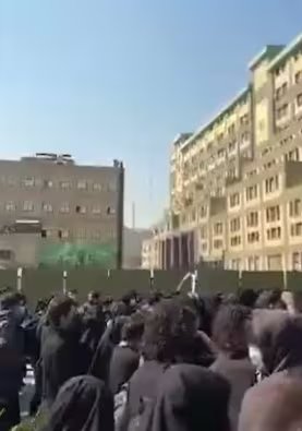 Un ambiente de tensión domina las instituciones académicas mientras grupos opuestos protagonizan consignas y forcejeos, con referencias tanto a la monarquía derrocada como a potencias extranjeras y las recientes represiones (Captura de video)