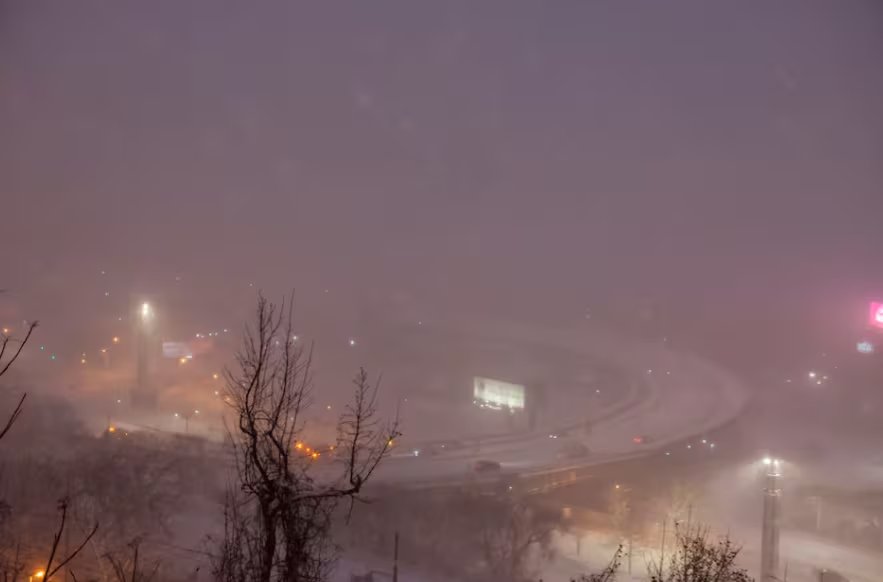 En Nueva York, las autoridades prohibieron la circulación no esencial y redujeron la velocidad máxima en autopistas a 56 km/h ante la intensidad del temporal (REUTERS)