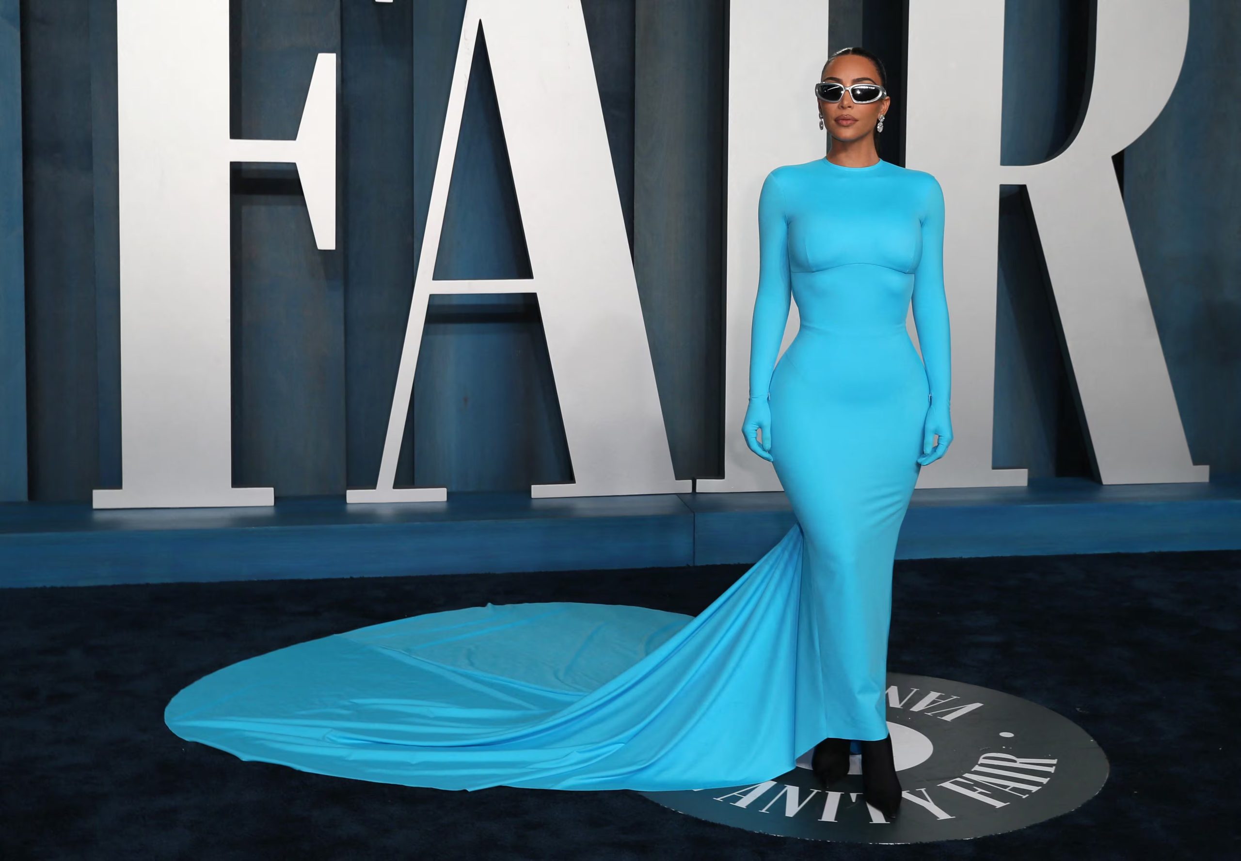 El vestido azul intenso de tela elástica, de silueta envolvente y cola amplia, reafirma la preferencia de Kim Kardashian por los tonos vibrantes y las líneas minimalistas (REUTERS/Danny Moloshok)