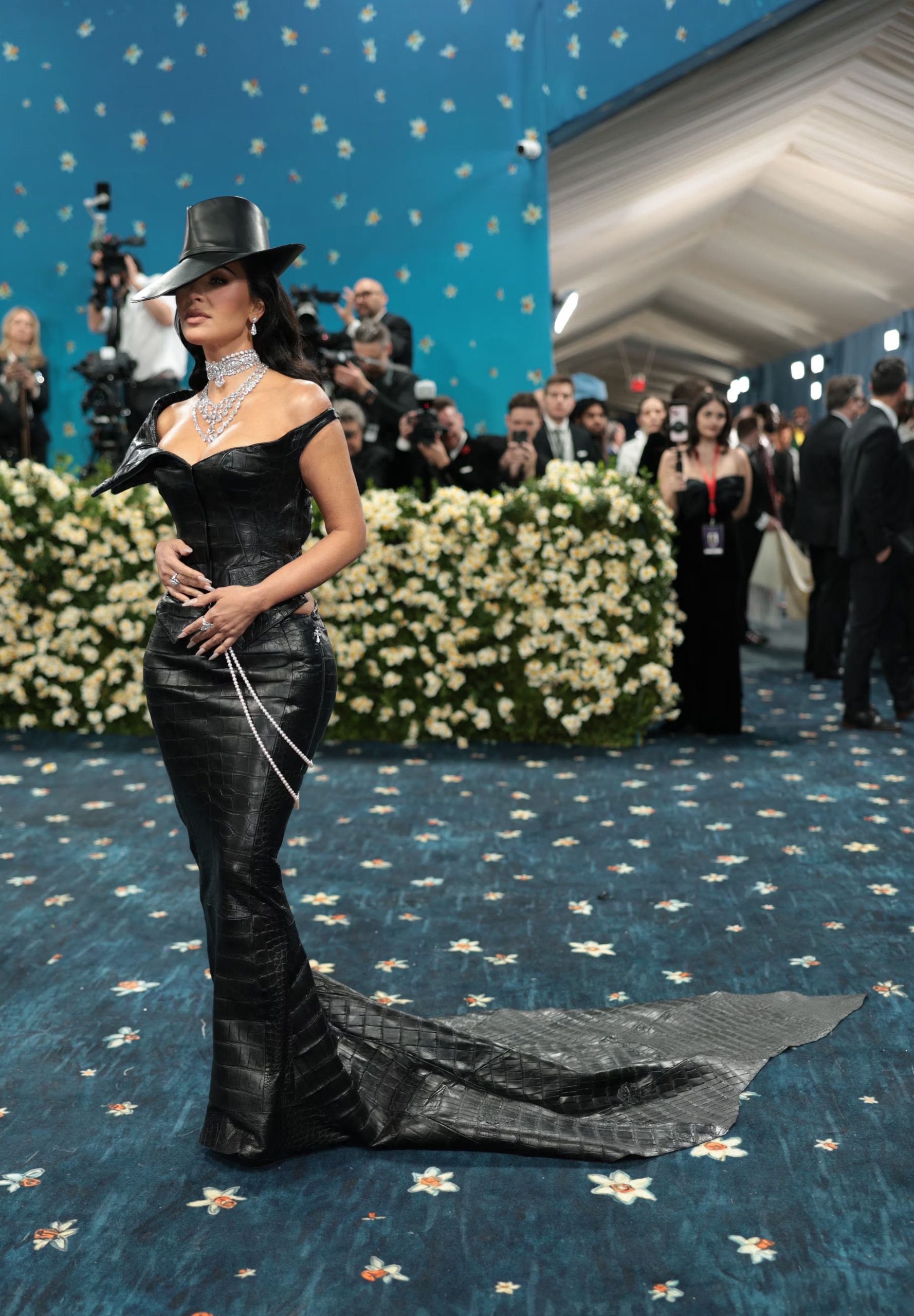 El vestido largo de cuero negro y el sombrero de ala ancha representan el lado más estructurado y glamuroso de Kim Kardashian en galas y eventos especiales (REUTERS/Mario Anzuoni)