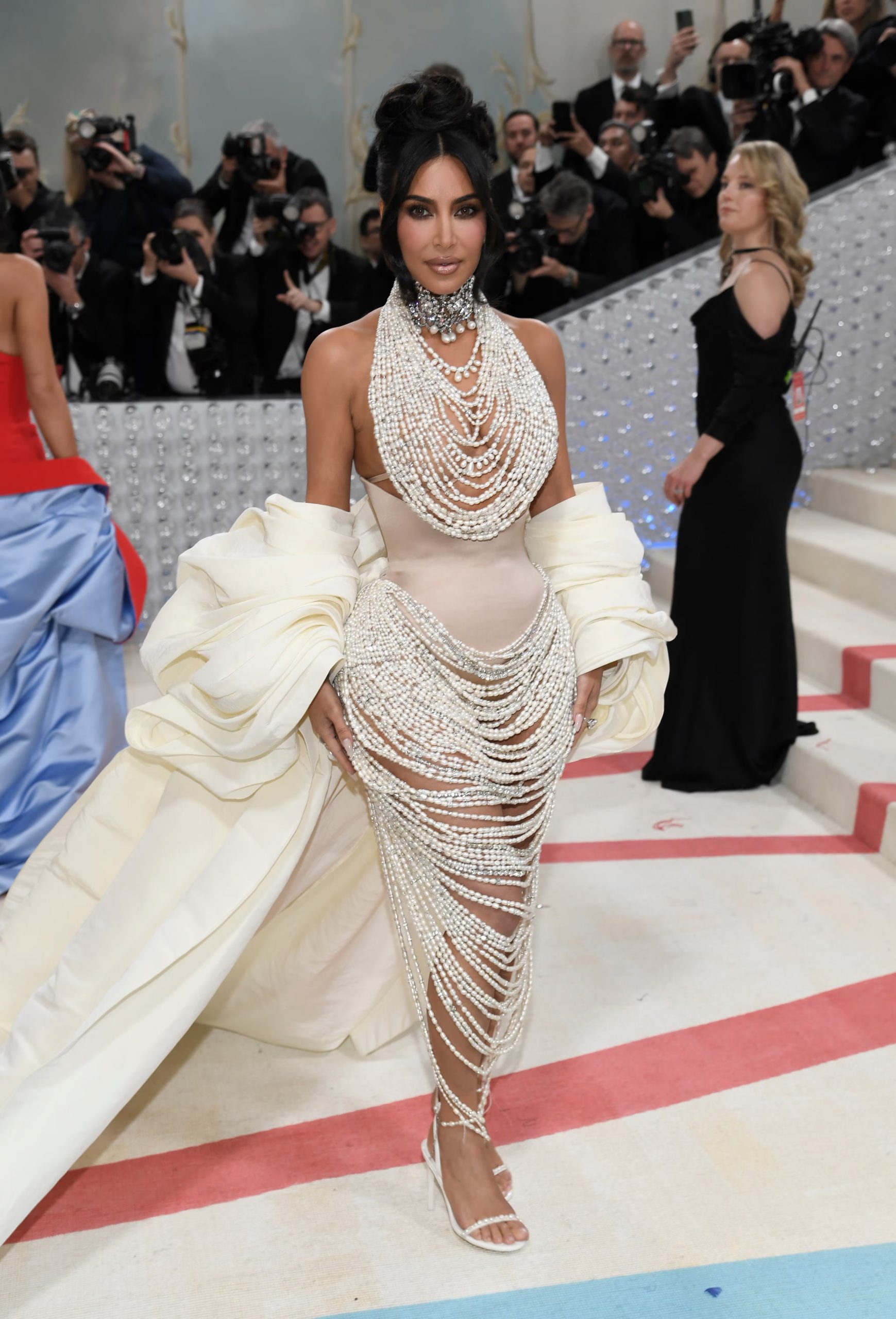 El vestido nude cubierto de hileras de perlas resalta el gusto de Kim Kardashian por los detalles lujosos y la originalidad en cada aparición (Foto Evan Agostini/Invision/AP)