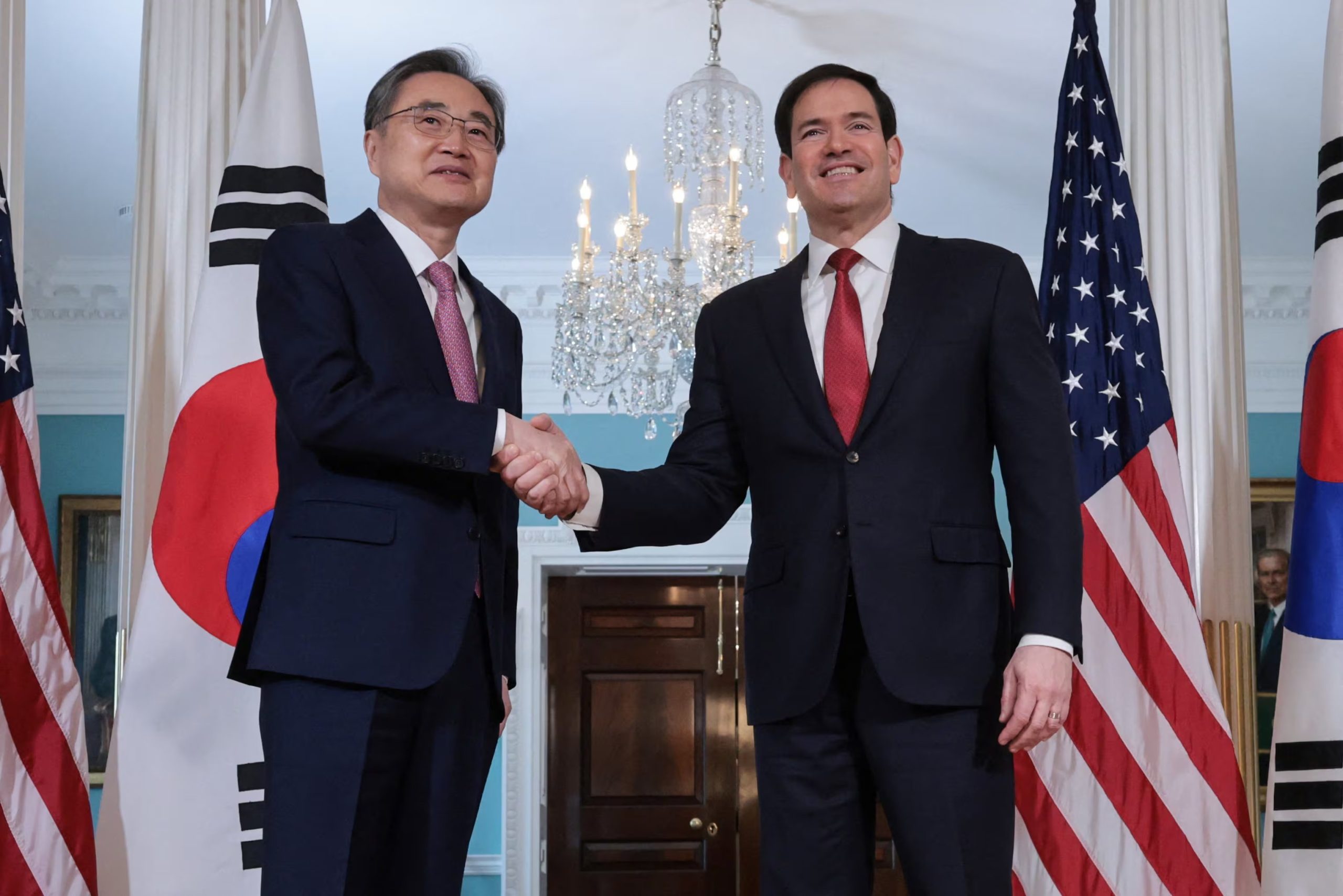 El secretario de Estado de Estados Unidos, Marco Rubio, se reúne con el ministro de Asuntos Exteriores de Corea del Sur, Cho Hyun, en el Departamento de Estado en Washington (REUTERS/Jonathan Ernst)