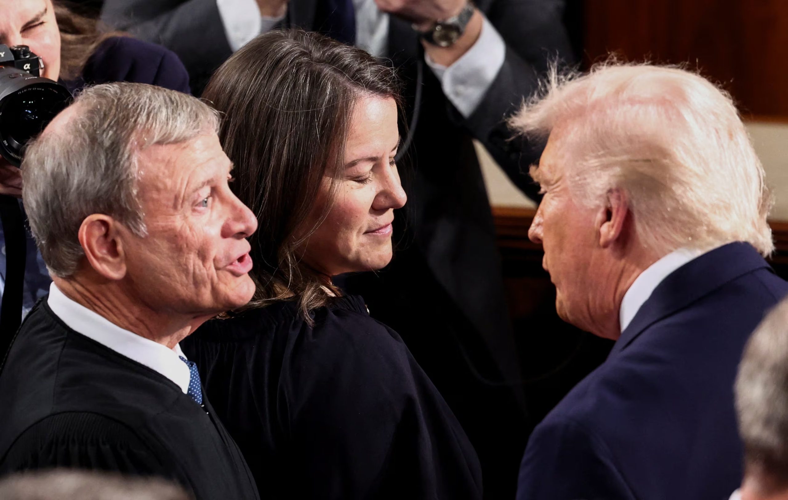 El presidente de Estados Unidos, Donald Trump, habla con el presidente de la Corte Suprema, John Roberts, a su llegada para pronunciar el discurso sobre el Estado de la Unión, el 24 de febrero de 2026 (REUTERS/KEVIN LAMARQUE)