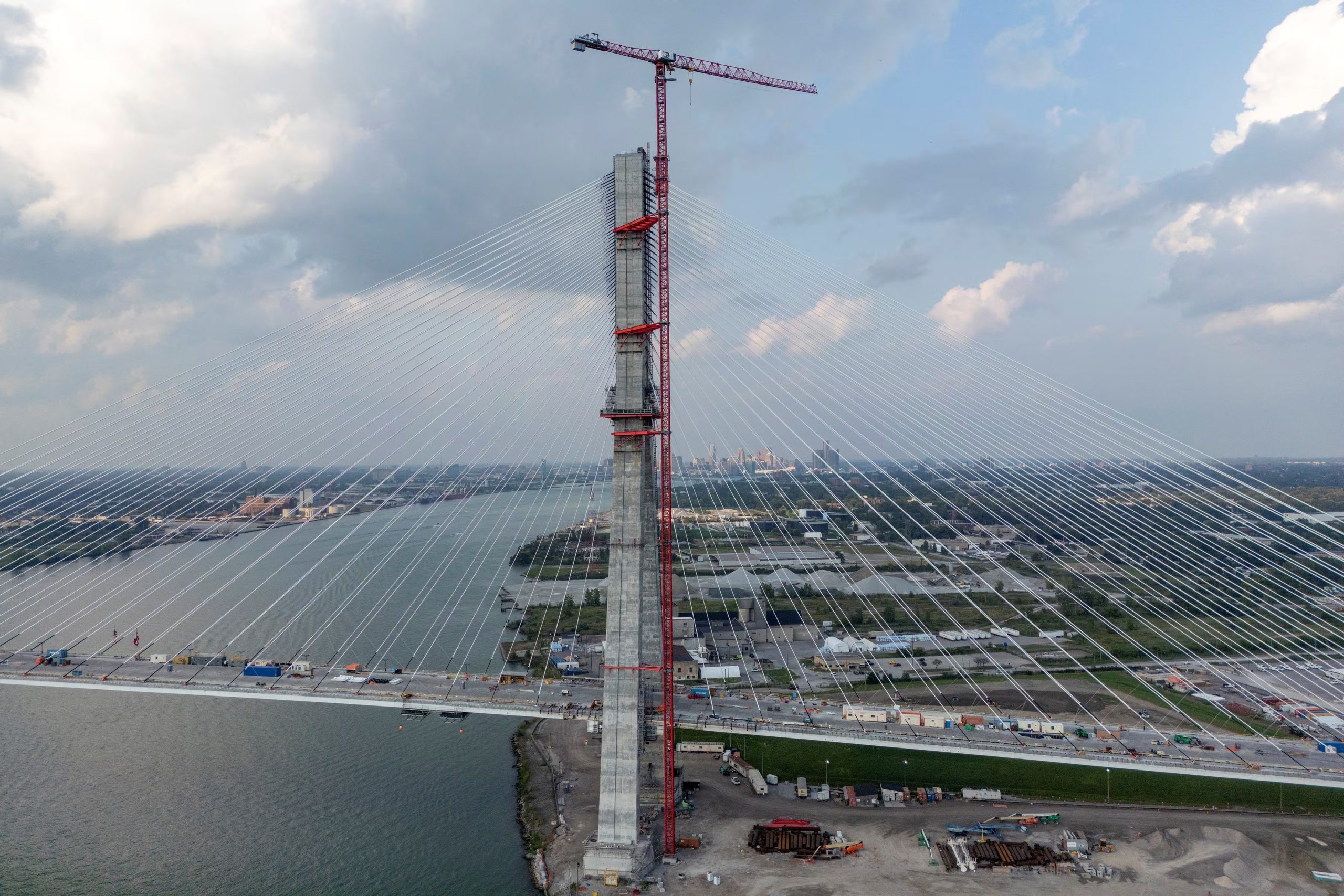 La obra comenzó en 2018 y su costo estimado asciende a 4.700 millones de dólares, financiados en su totalidad por el gobierno canadiense (REUTERS)