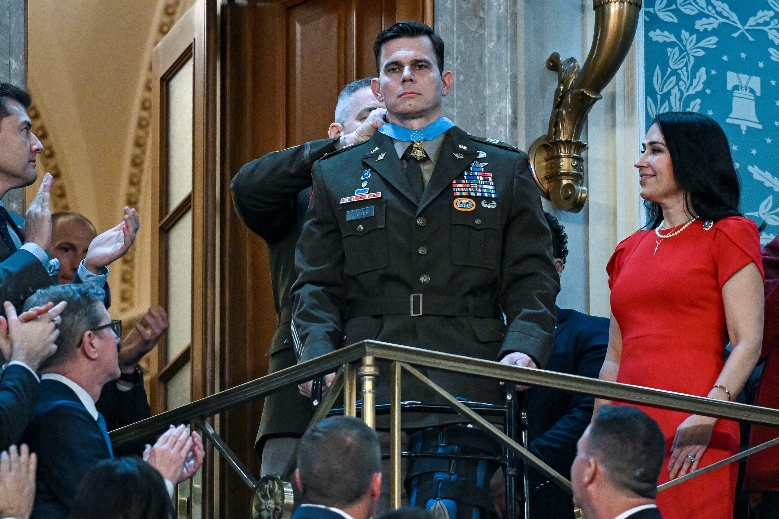 El suboficial jefe del Ejército de EEUU, Eric Slover, recibe una Medalla de Honor (Kenny Holston vía REUTERS)