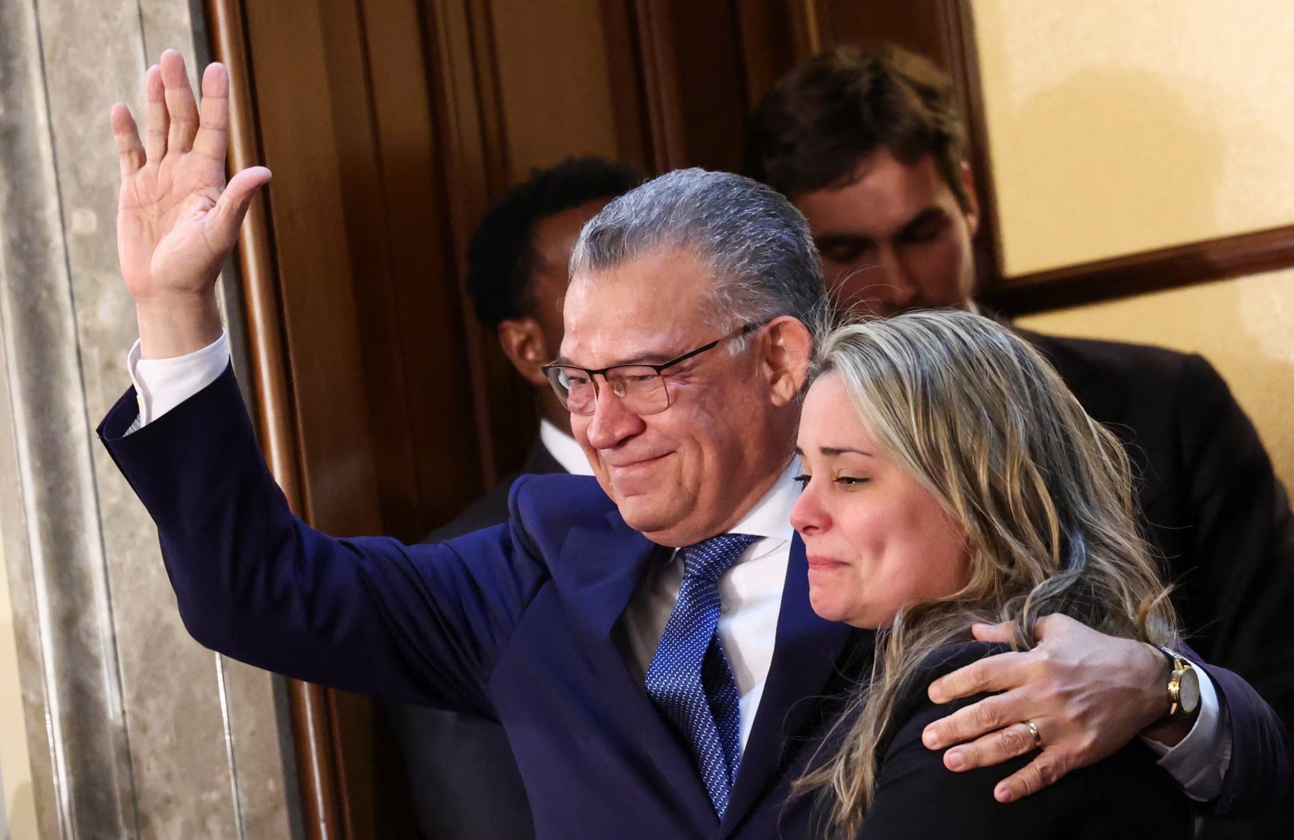El ex candidato presidencial venezolano Enrique Márquez saluda y abraza a un miembro de su familia después de que el presidente estadounidense Donald Trump lo reconociera durante el discurso del Estado de la Unión en la Cámara de Representantes del Capitolio de los Estados Unidos en Washington (REUTERS/KEVIN LAMARQUE)