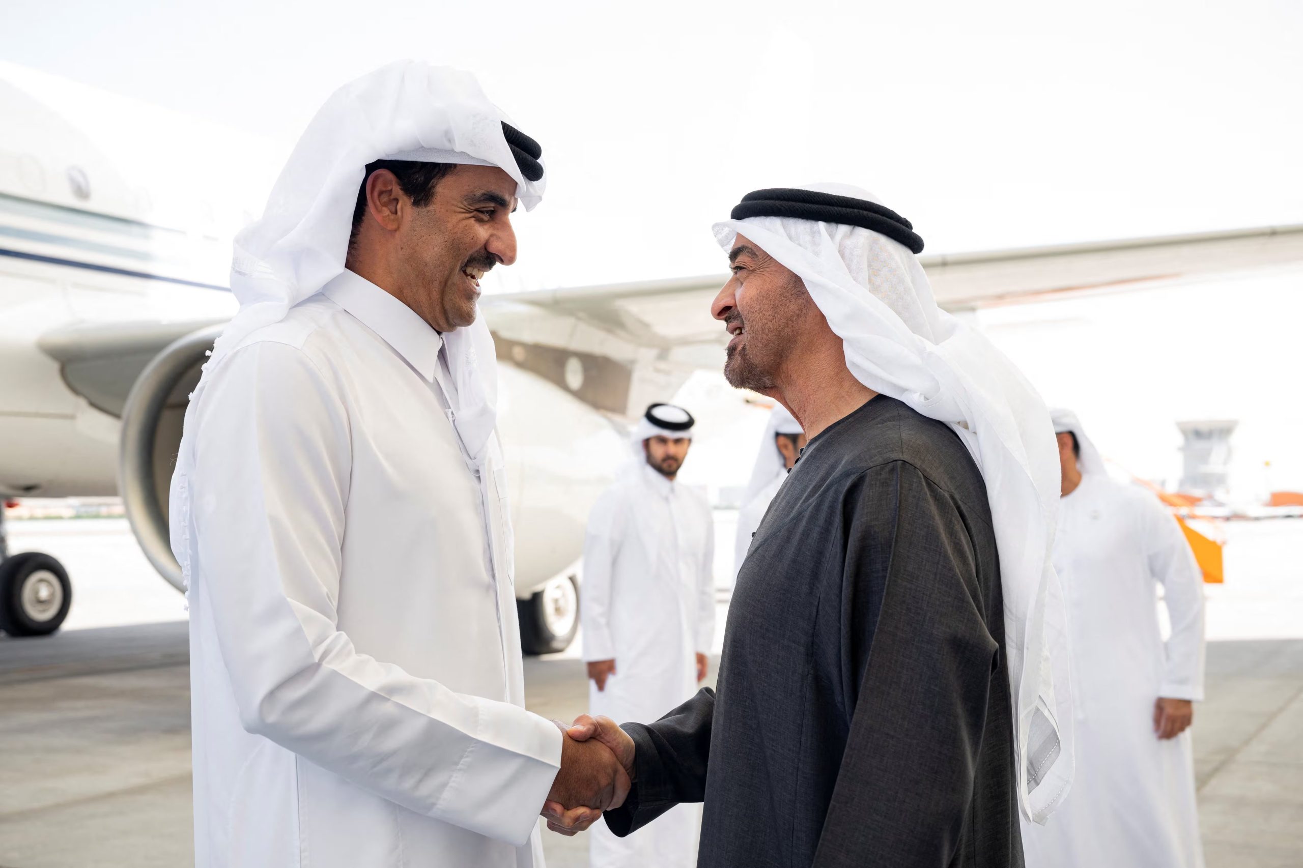 Sheikh Mohamed bin Zayed Al Nahyan, Presidente de los Emiratos Árabes Unidos saluda al emir de Qatar, Tamim bin Hamad Al Thani, en el aeropuerto de Abu Dhabi (REUTERS)