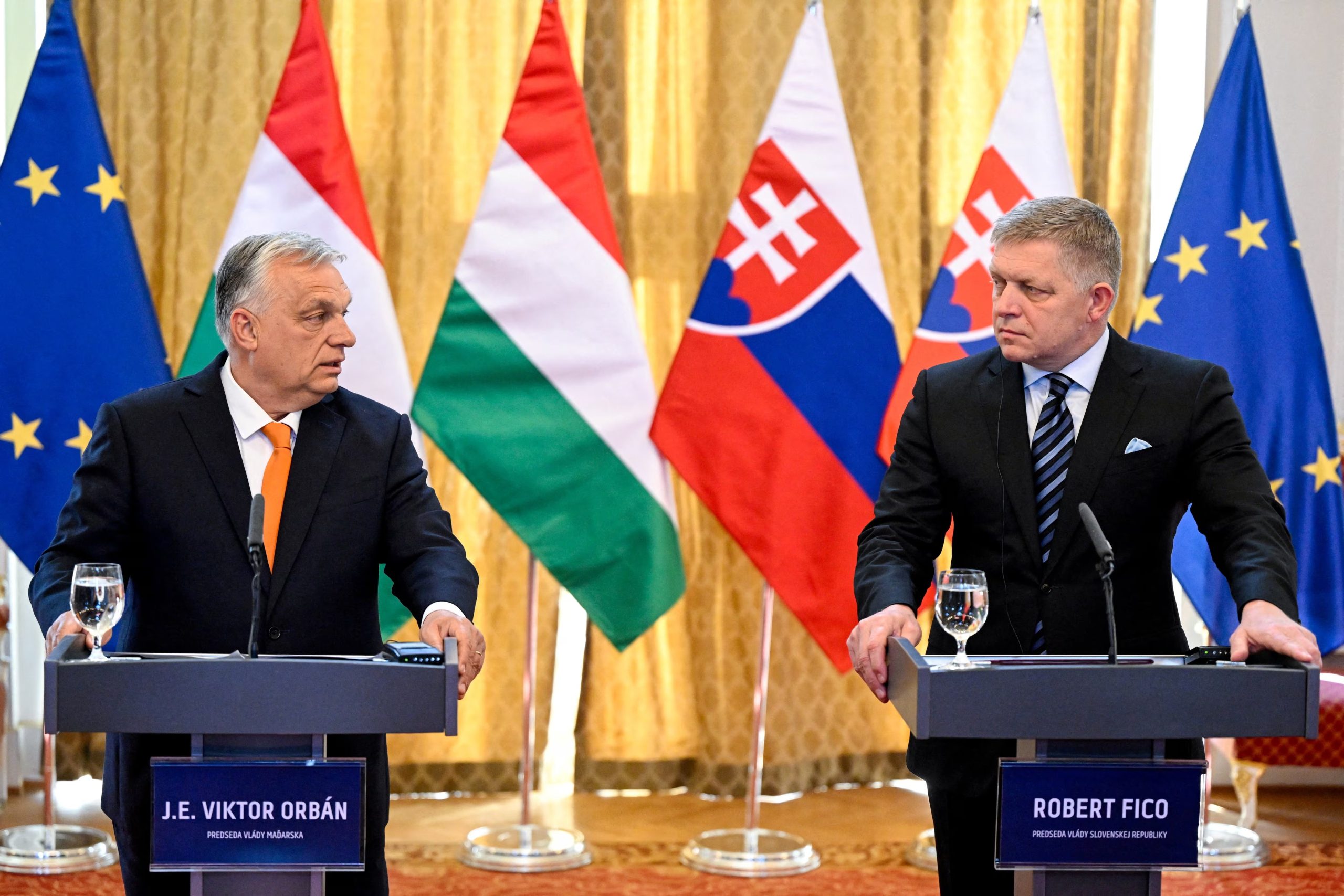 El primer ministro de Eslovaquia, Robert Fico, y su homólogo húngaro, Viktor Orban, asisten a una conferencia de prensa en Bratislava, Eslovaquia, el 28 de abril de 2025 (REUTERS/Radovan Stoklasa)