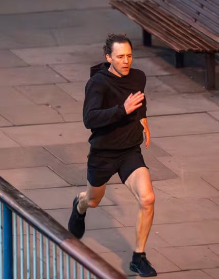 Participar en pruebas de resistencia extrema exige no solo capacidad física, sino también fortaleza mental y una determinación fuera de lo común (@hiddlestonarg)