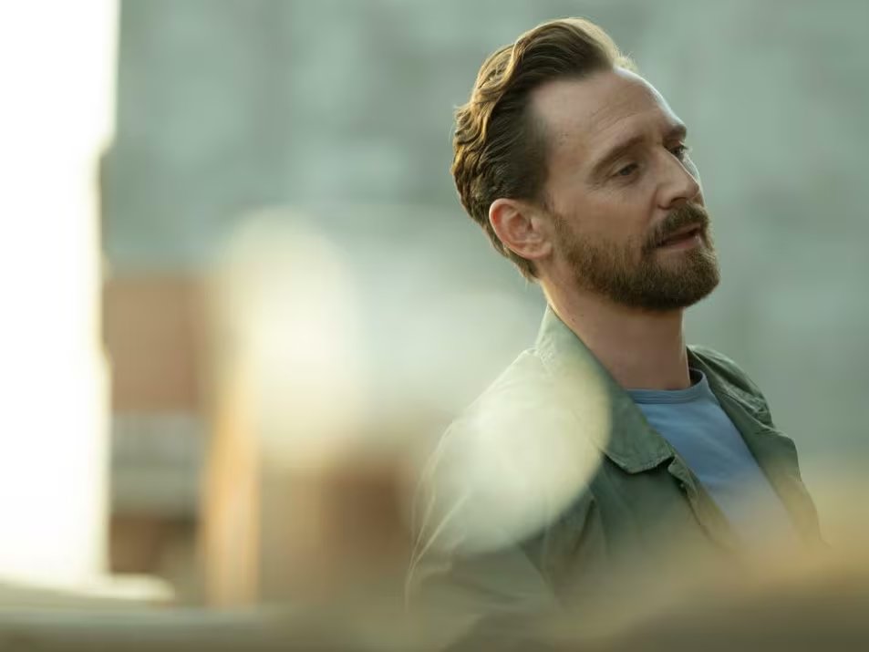 Filmar en paisajes urbanos y rurales colombianos sumó autenticidad a la serie, impulsando la integración de historias locales y retos logísticos únicos (IMDb/Prime Video)