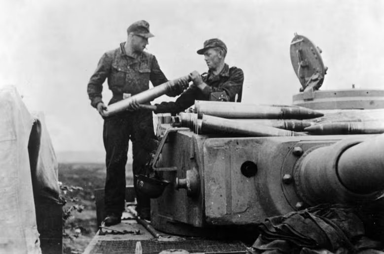 El Tiger fue equipado con un cañón de 88 mm capaz de perforar el blindaje de casi cualquier oponente, convirtiéndose en una amenaza letal en los campos de batalla (Bundesarchiv/Wikimedia)