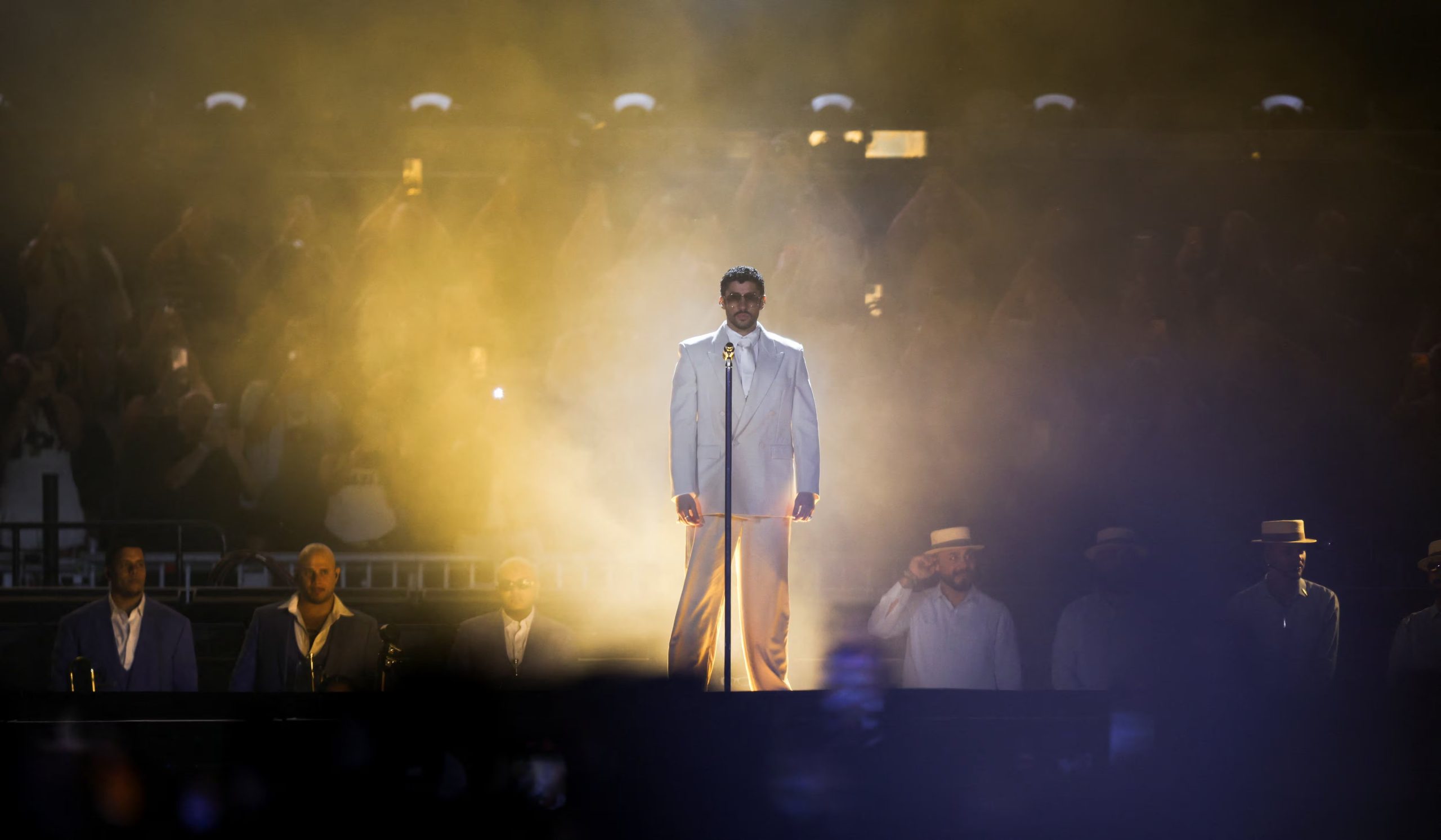 El artista inició su presentación con un traje estructurado, micrófono plateado y joyería discreta, recibiendo una ovación del público argentino (REUTERS/Tomas Cuesta)