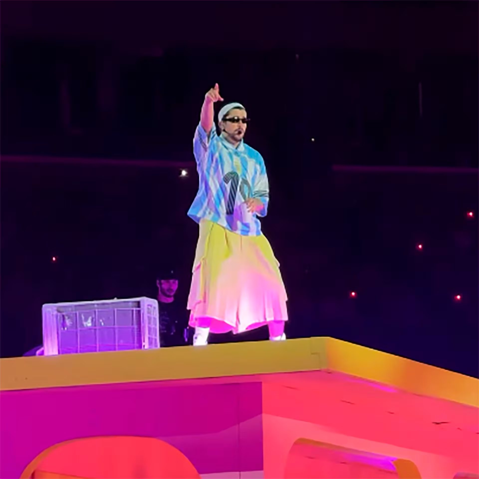 En su tercer look, lució la camiseta oversize de la Selección Argentina, acompañada de bermudas cargo amarillas y zapatillas deportivas blancas (.)