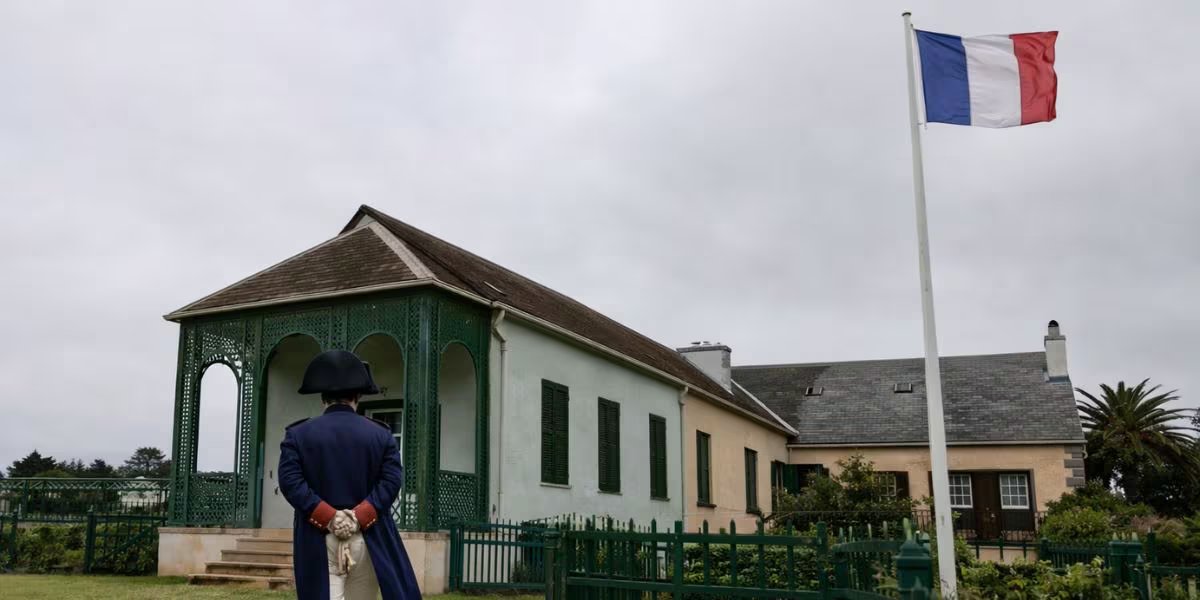 Napoleón vivió en Longwood House rodeado de generales leales, combinando la rutina diaria con introspección y reflexión (Imagen Ilustrativa Infobae)