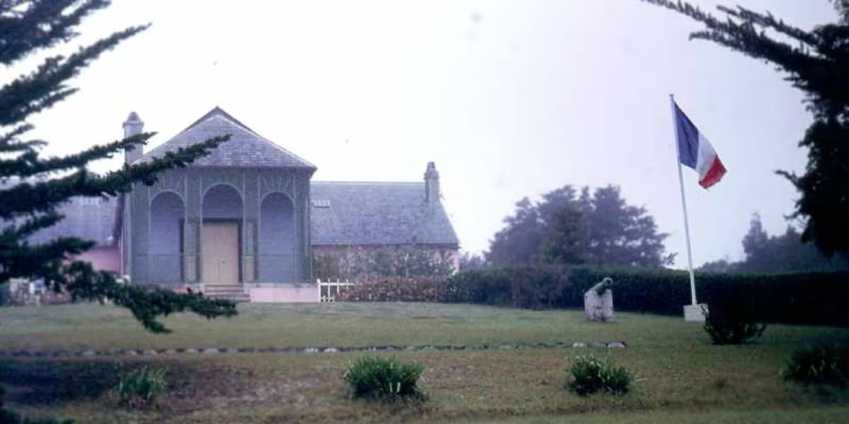 Longwood House preserva la memoria de Napoleón con mobiliario original y una ambientación fiel a la época de su exilio en la isla (Wikipedia)