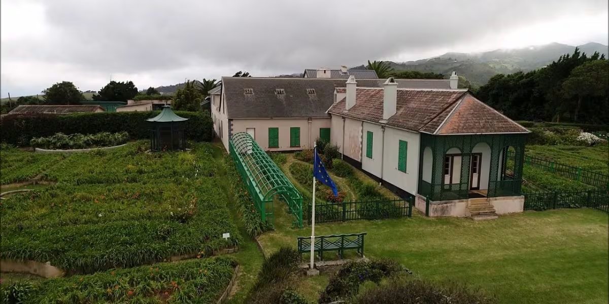 Actualmente, unas 4.000 personas visitan anualmente Santa Elena, atraídas por el turismo histórico y la tranquilidad insular (Captura/YouTube)