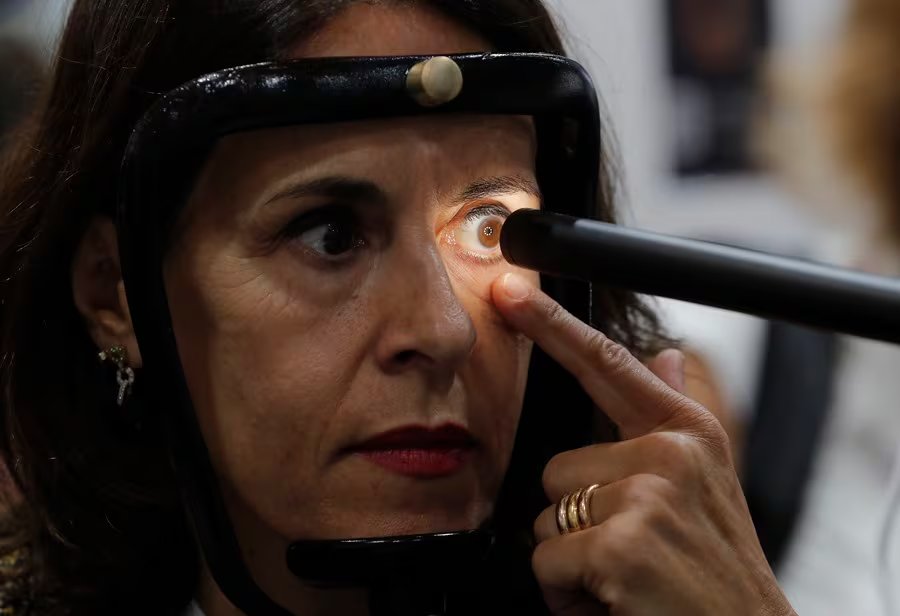 La miopía afecta a casi el 50% de los adultos jóvenes en EE. UU. y Europa, y hasta el 90% en Asia oriental, apunta el estudio (EFE)