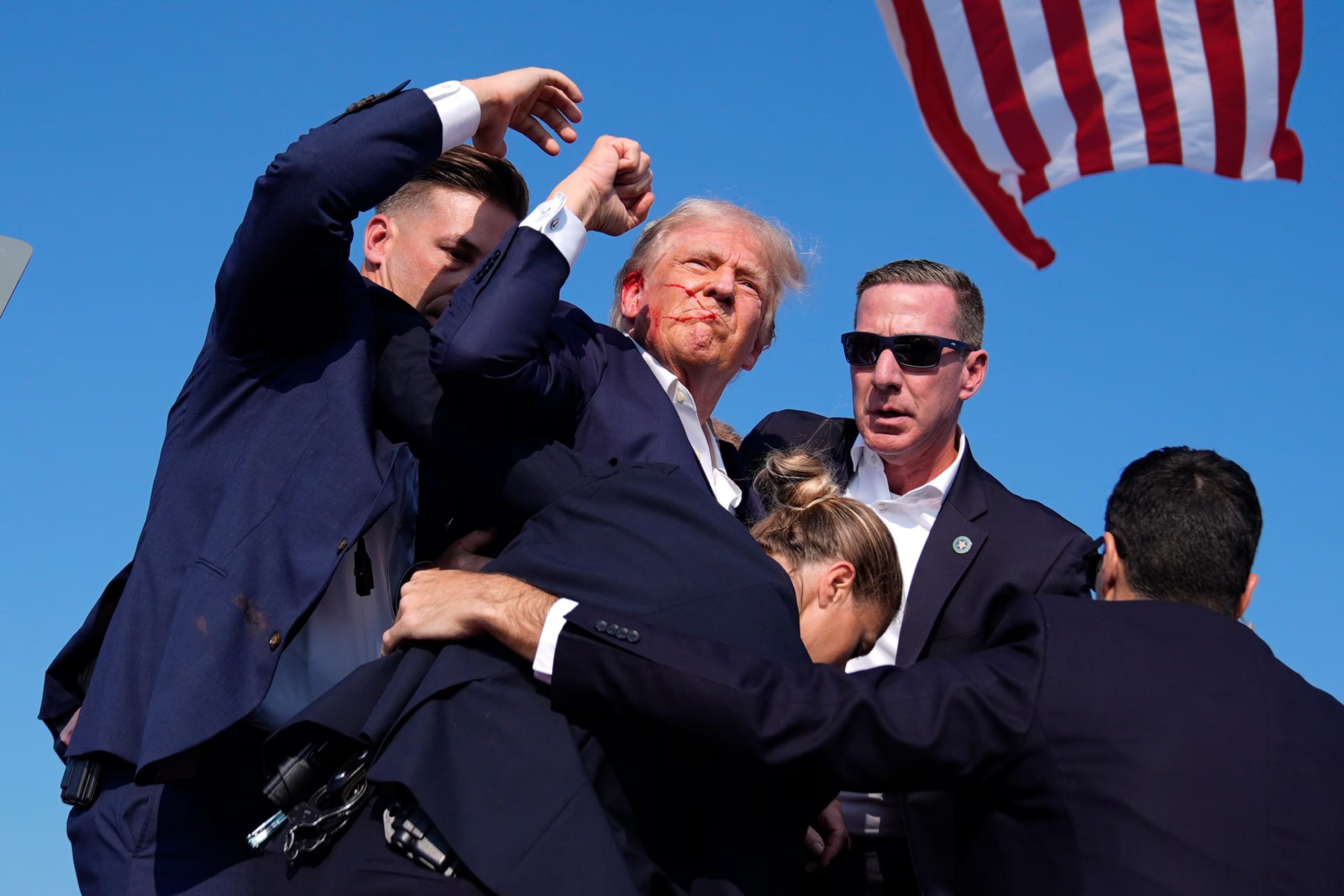 Agentes del Servicio Secreto rodean a Trump tras el intento de asesinato durante un acto de campaña en 2024 en Butler, Pensilvania. (AP Foto/Evan Vucci, Archivo)