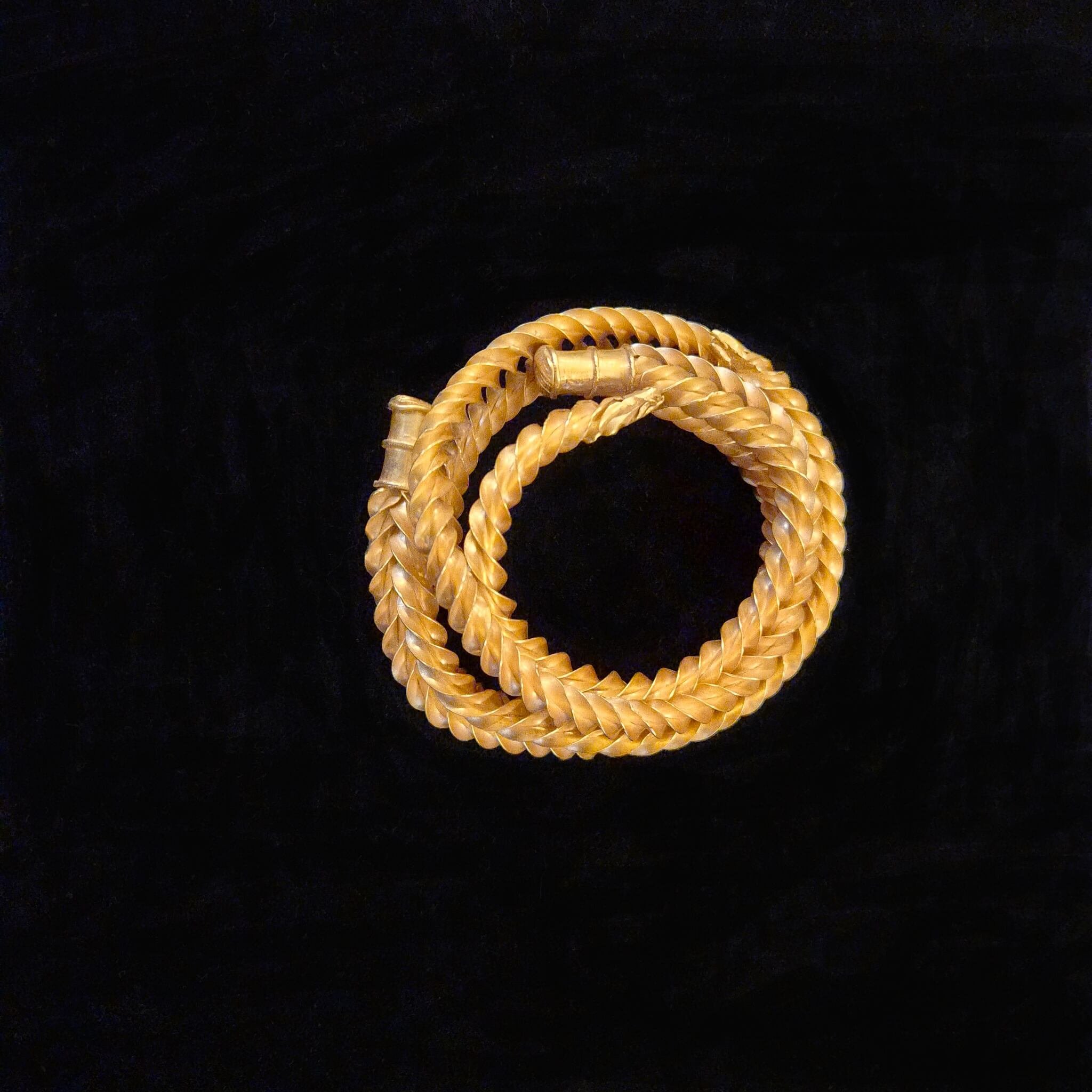 El torque de oro encontrado en un jardín de Leicestershire. (Leicestershire Collections)